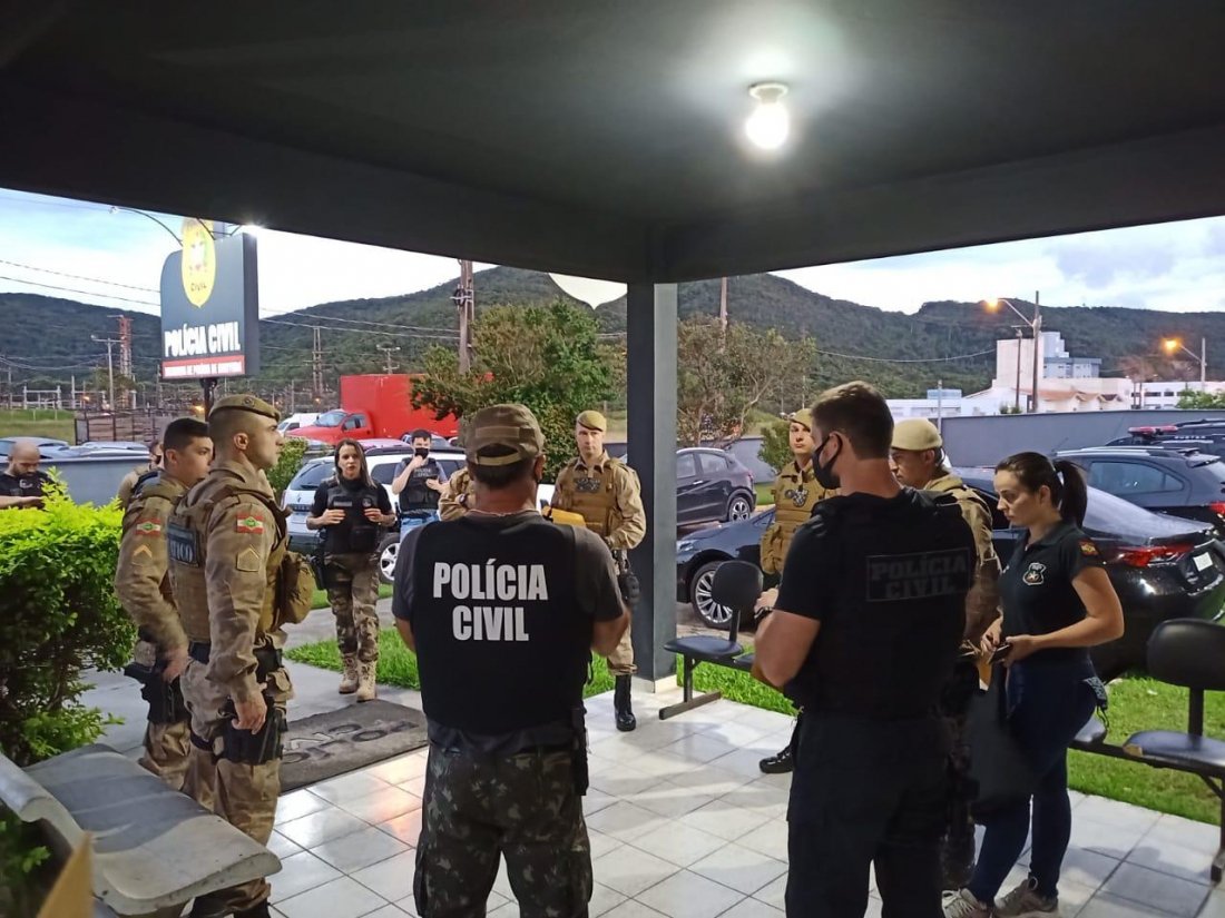 Em Opera O Pol Cias Civil E Militar Apreendem Drogas E Dinheiro