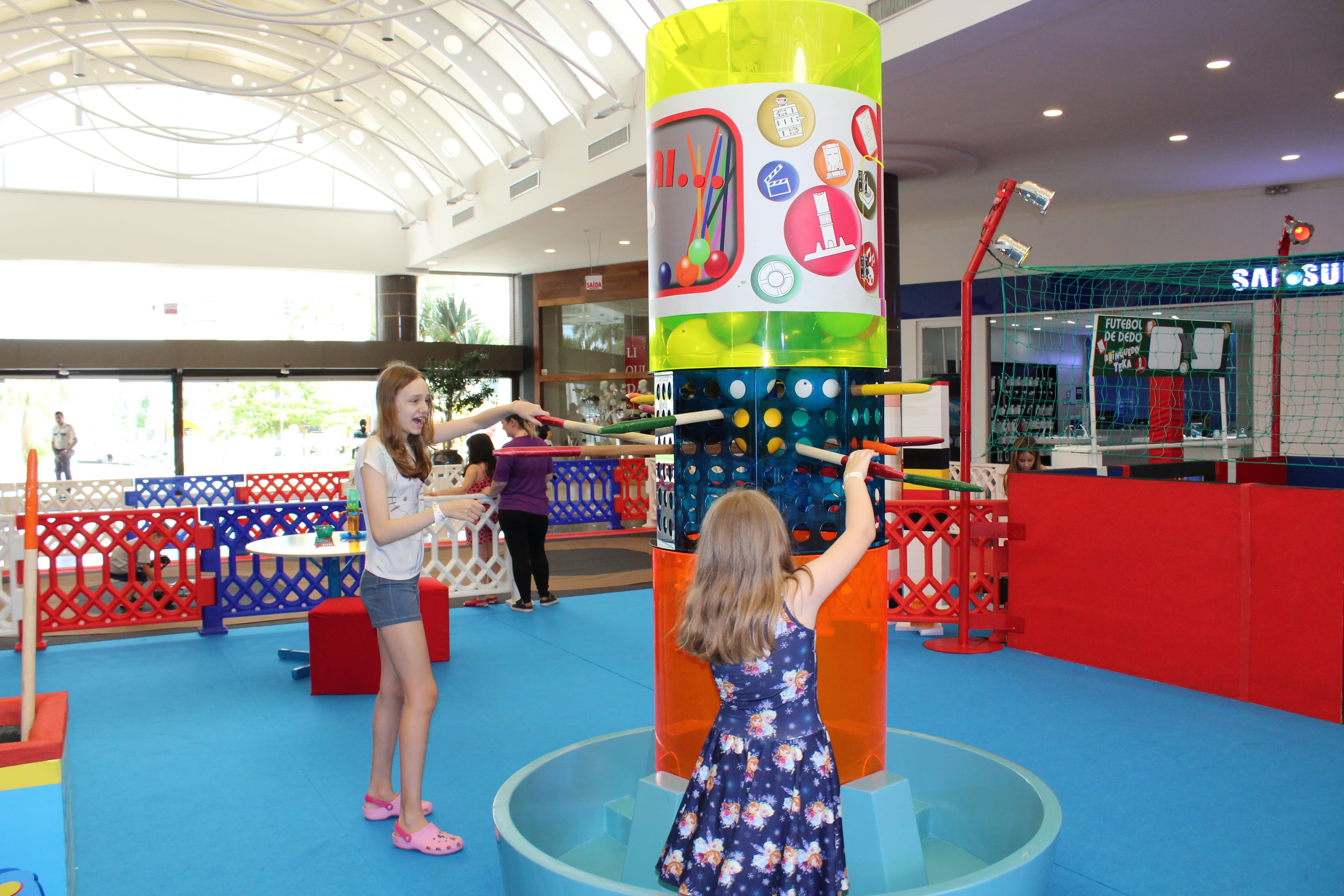 Brinquedos gigantes ficam no Farol Shopping até domingo (18)