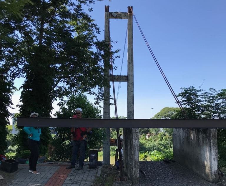 Partes estruturais da ponte pênsil são colocadas