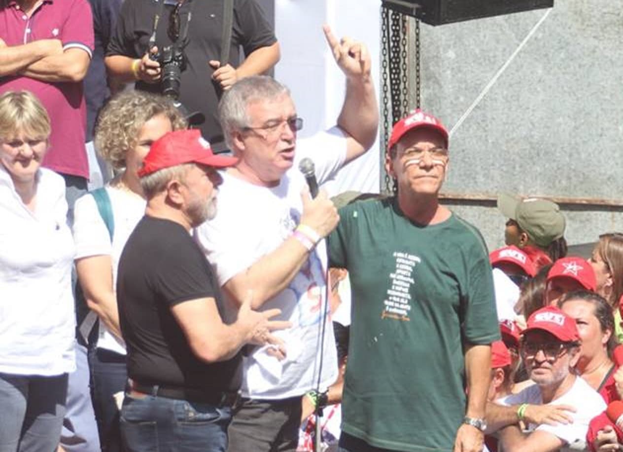 Pré-candidato a governador pelo PT, tubaronense Lédio Rosa discursa em palanque com Lula