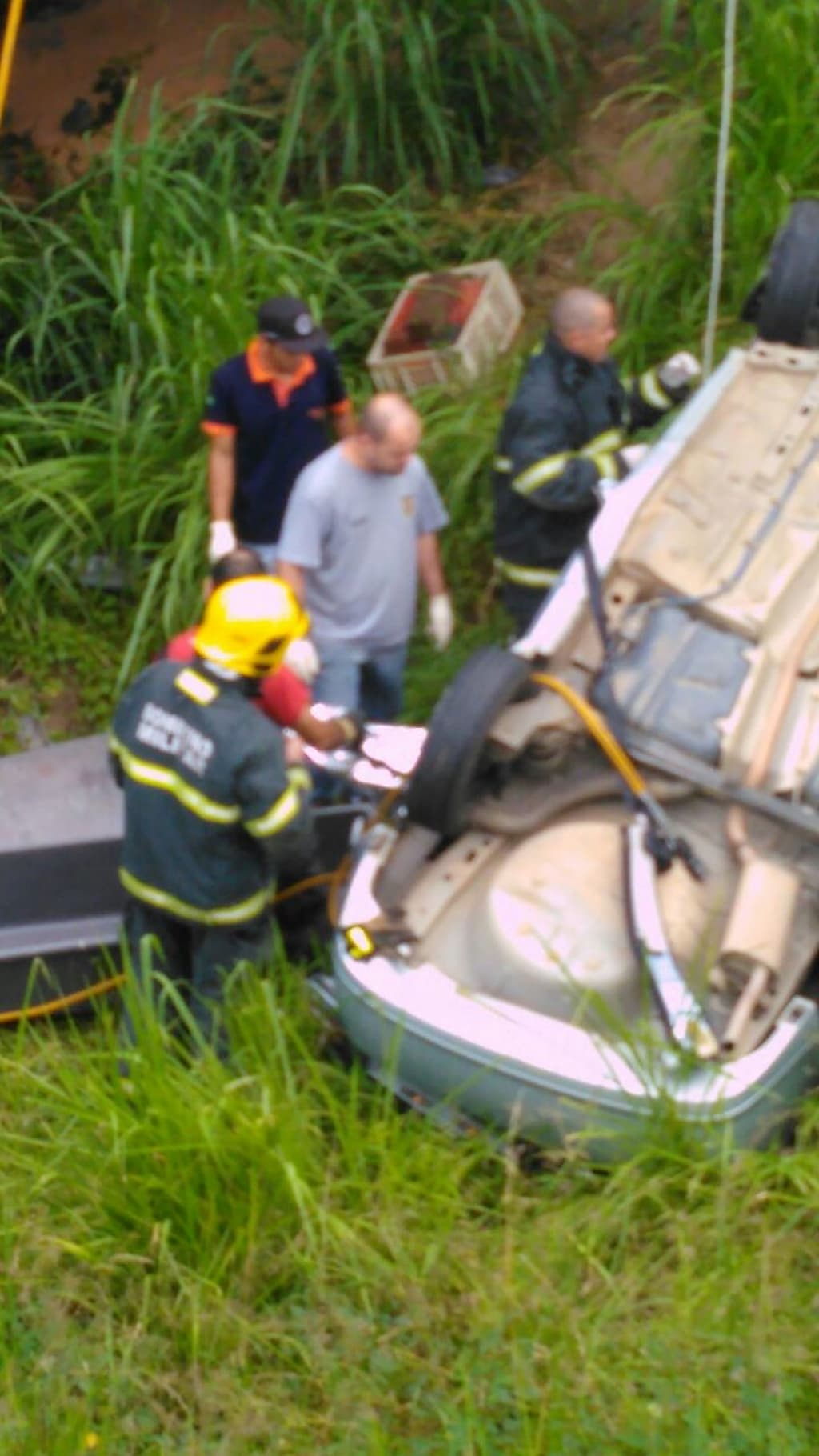 Motorista morre após cair com carro de ponte