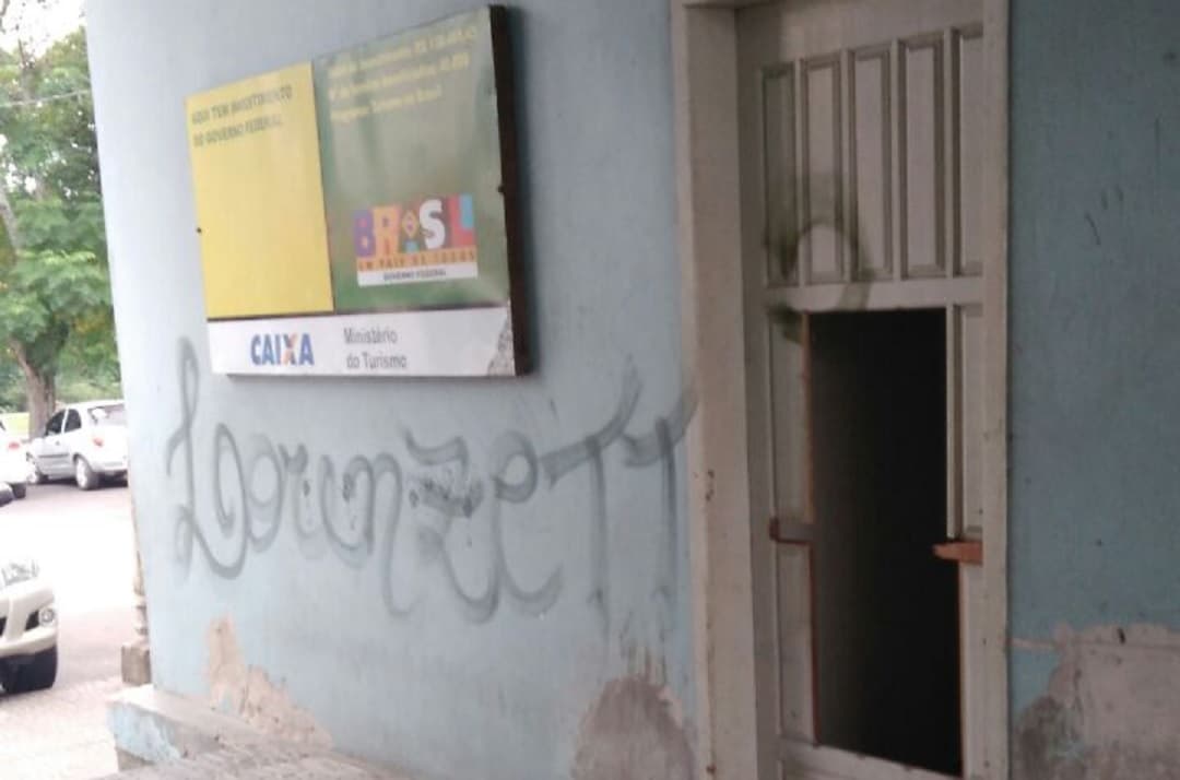 Banheiro público e arquivo municipal são alvos de vandalismo