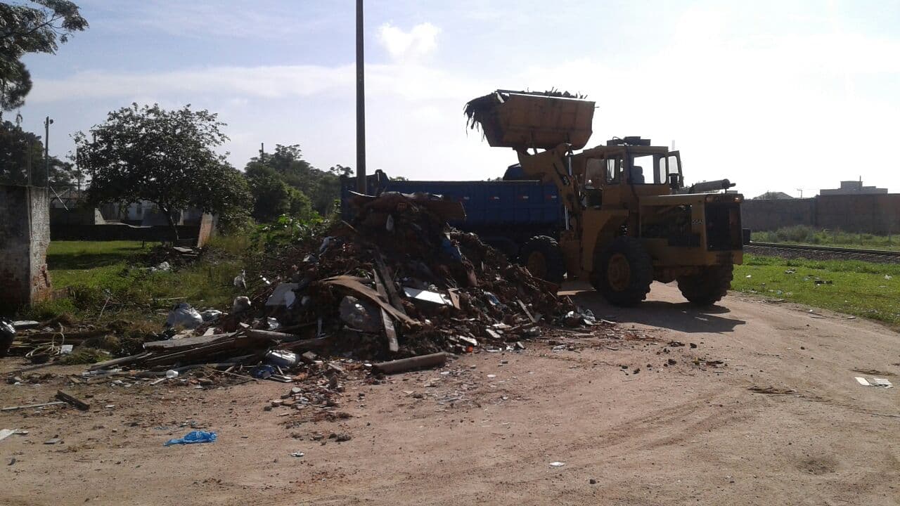Toneladas de lixo são recolhidas de área no bairro Passagem