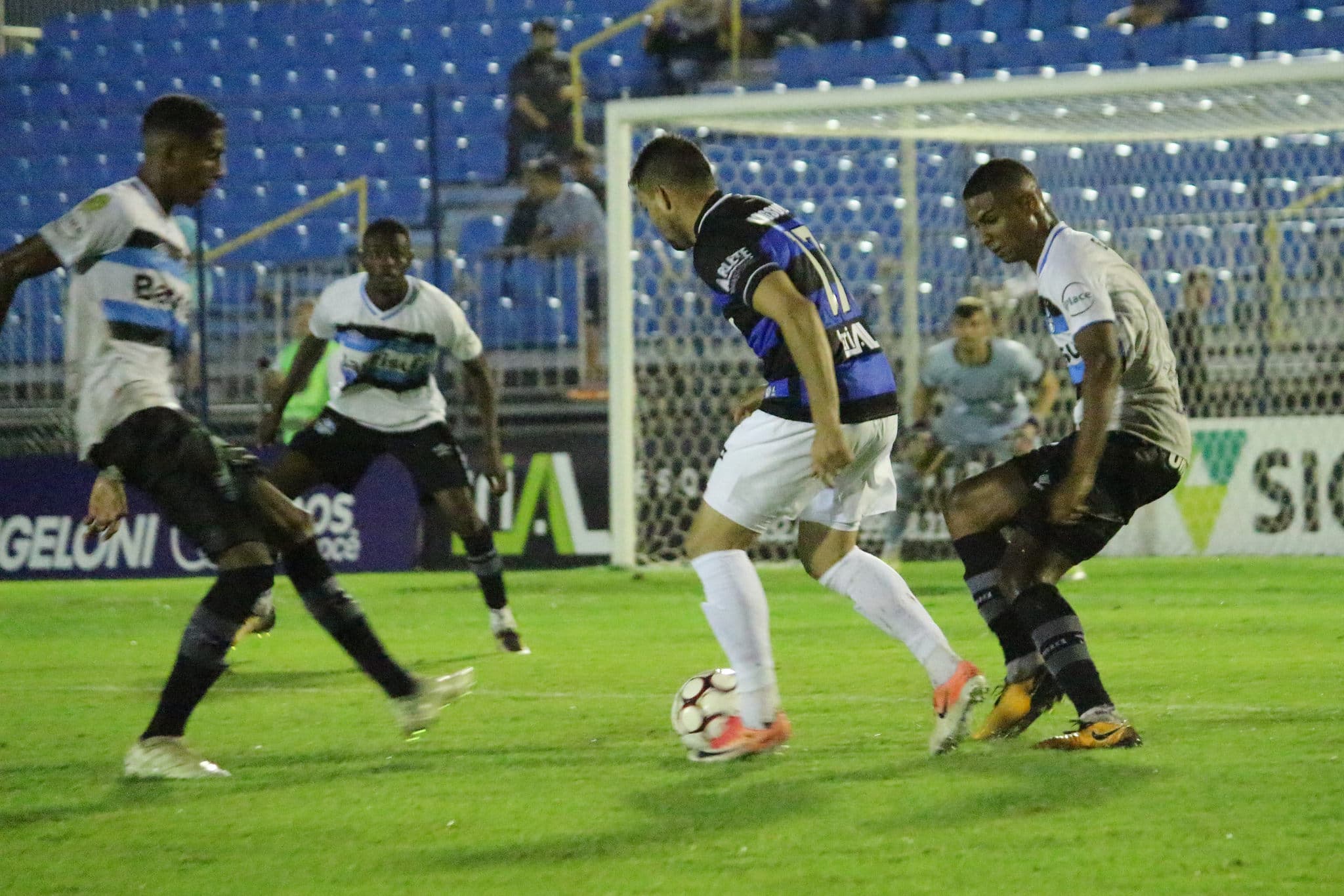 Com uniforme e elenco novos, Tubarão perde amistoso contra Grêmio B
