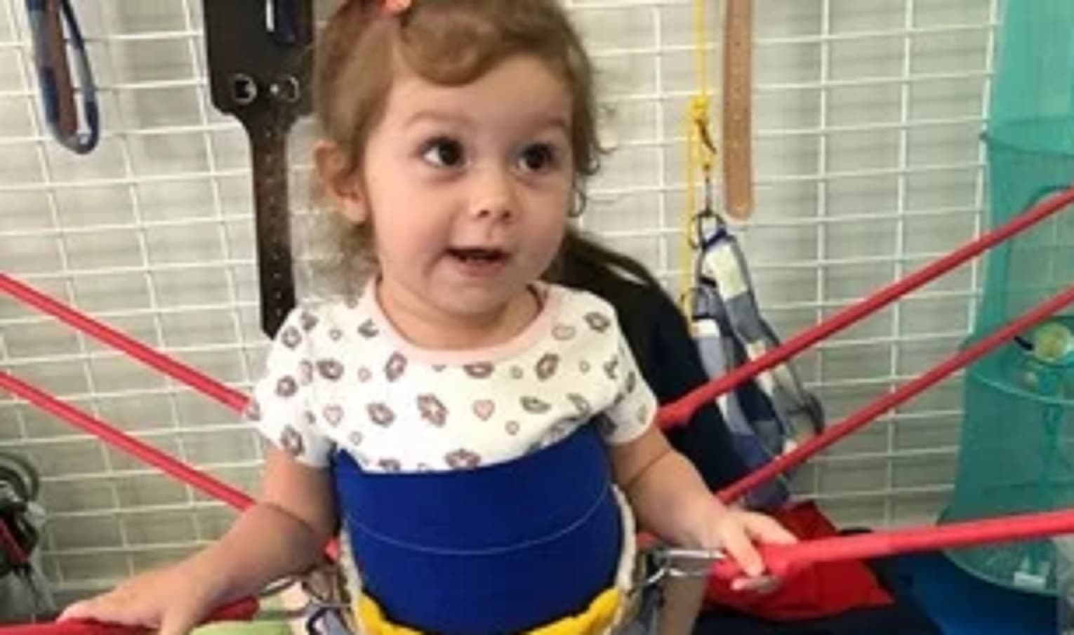 Família busca ajuda para custear tratamento de criança de 2 anos