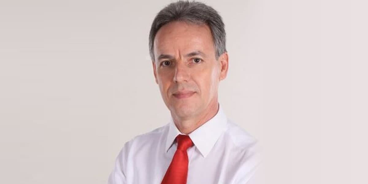 Ex-vereador Matusa faz protesto pró-Lula em frente à PF, em Curitiba