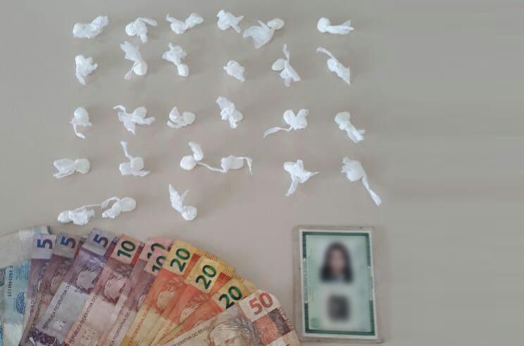Mulher é detida por tráfico de drogas, na Passagem