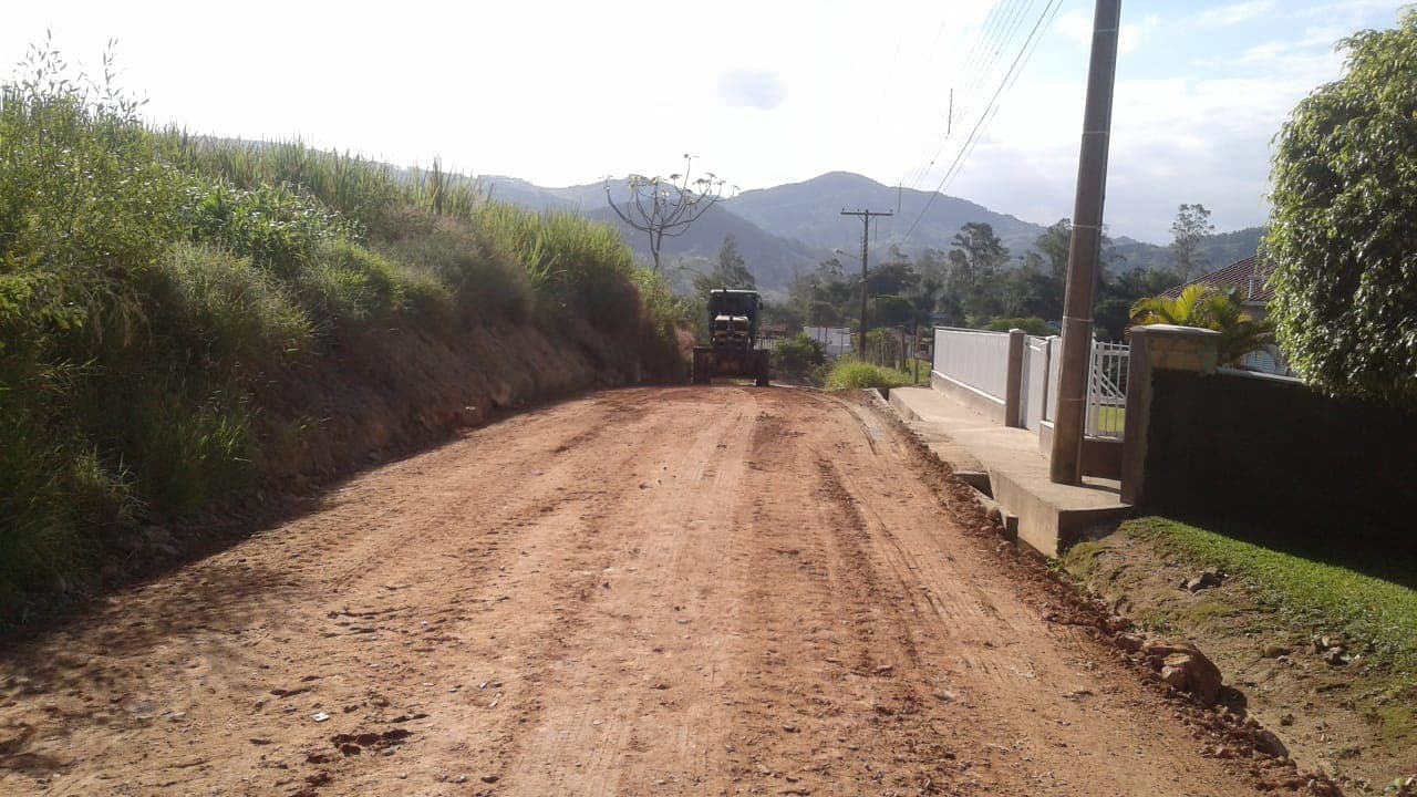 Estrada geral do Caruru recebe melhorias