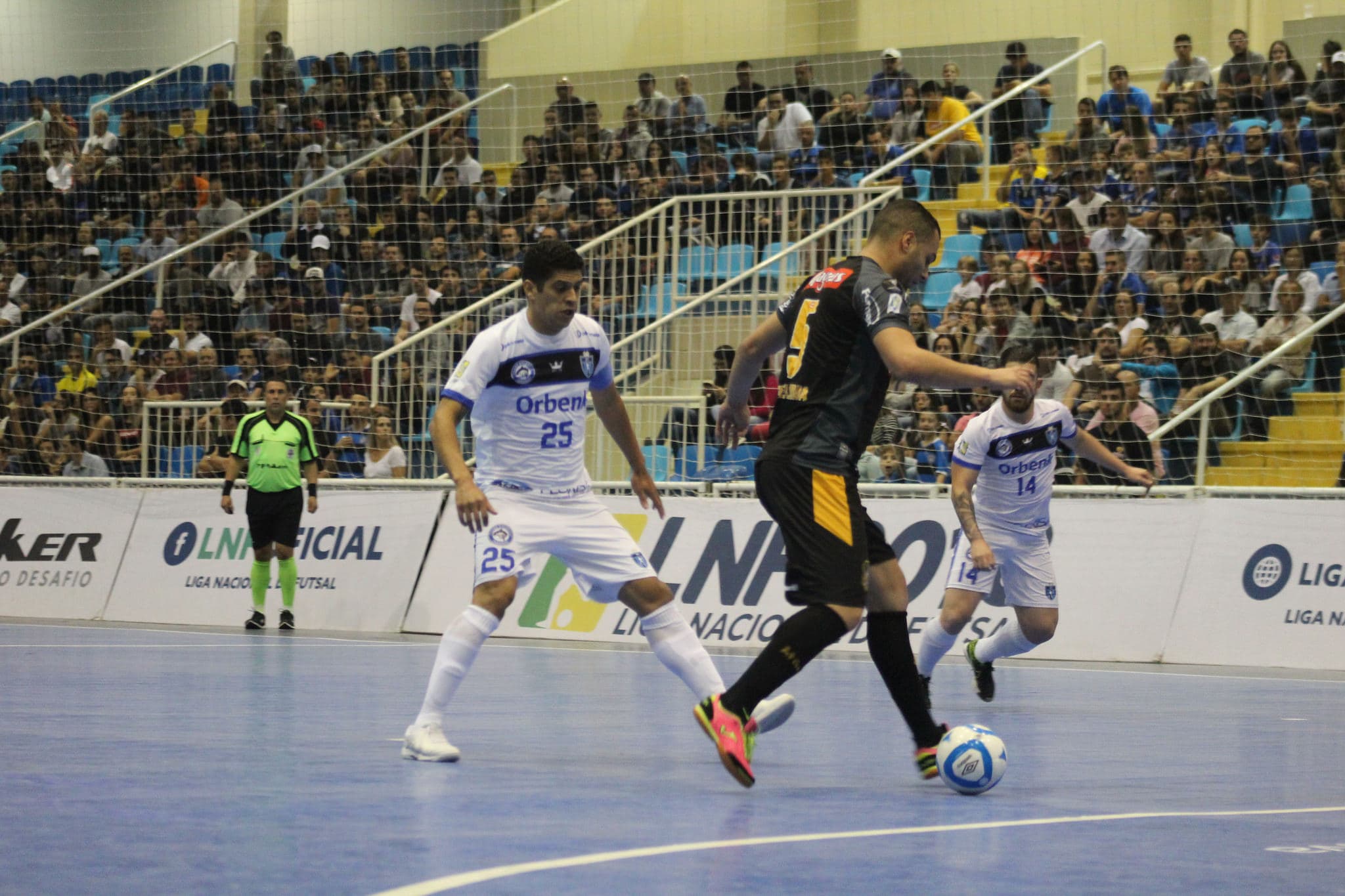 LIGA FUTSAL: Tubarão abre 2, mas só consegue o empate com o Magnus