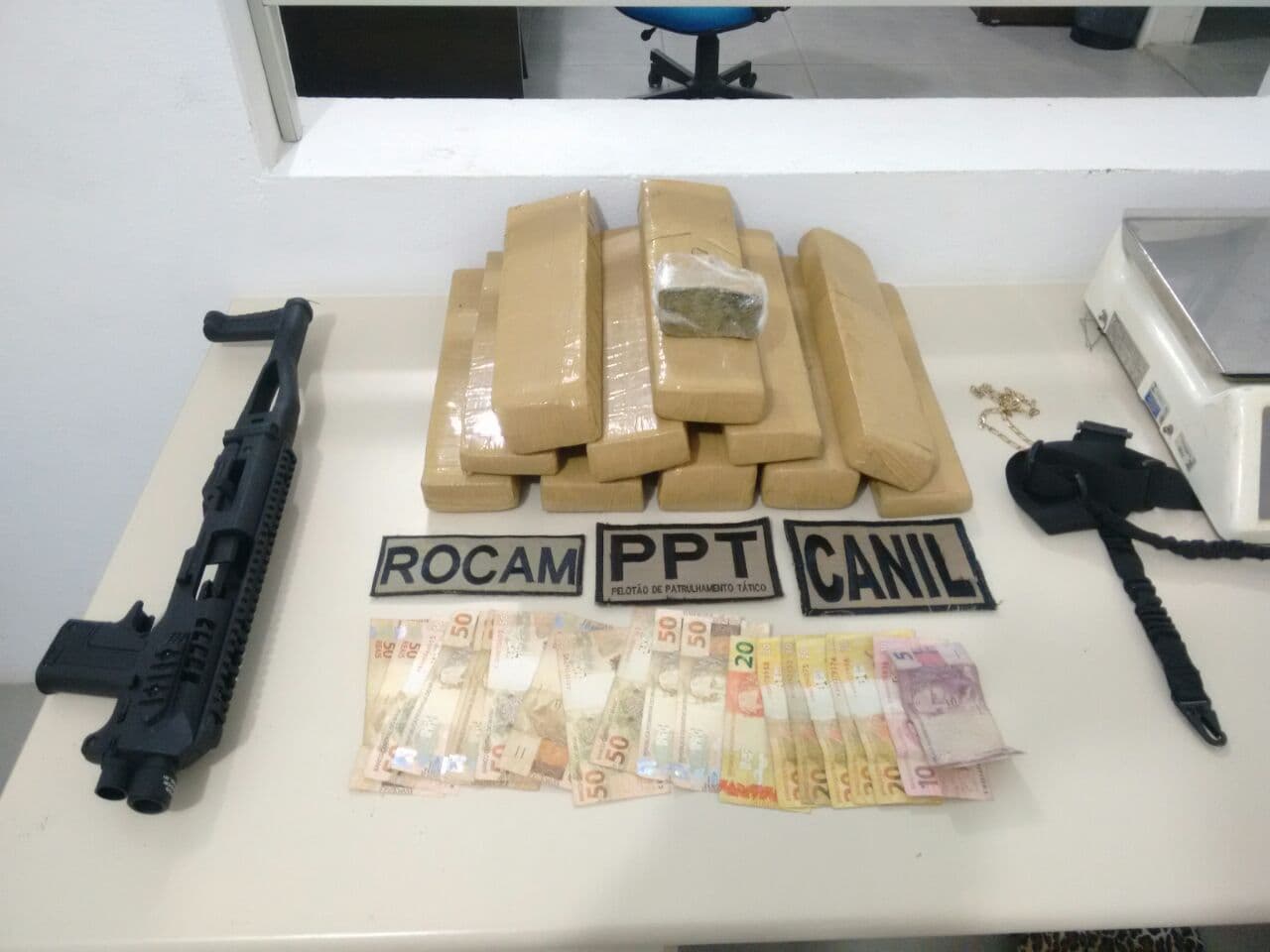 PM apreende 10 quilos de maconha e R$ 1.500,00 em abordagem