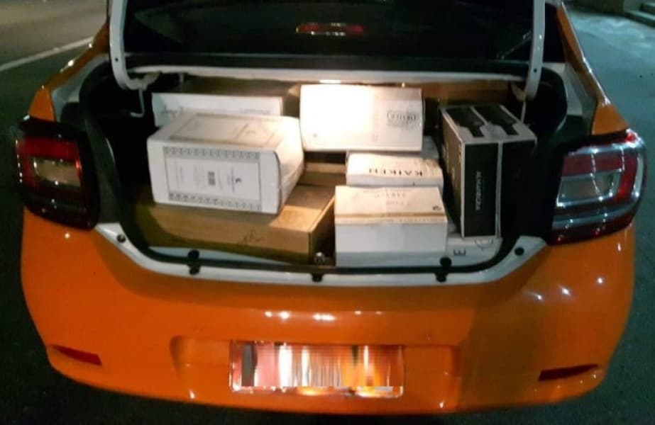 PRF apreende táxi com R$ 20 mil em vinhos argentinos