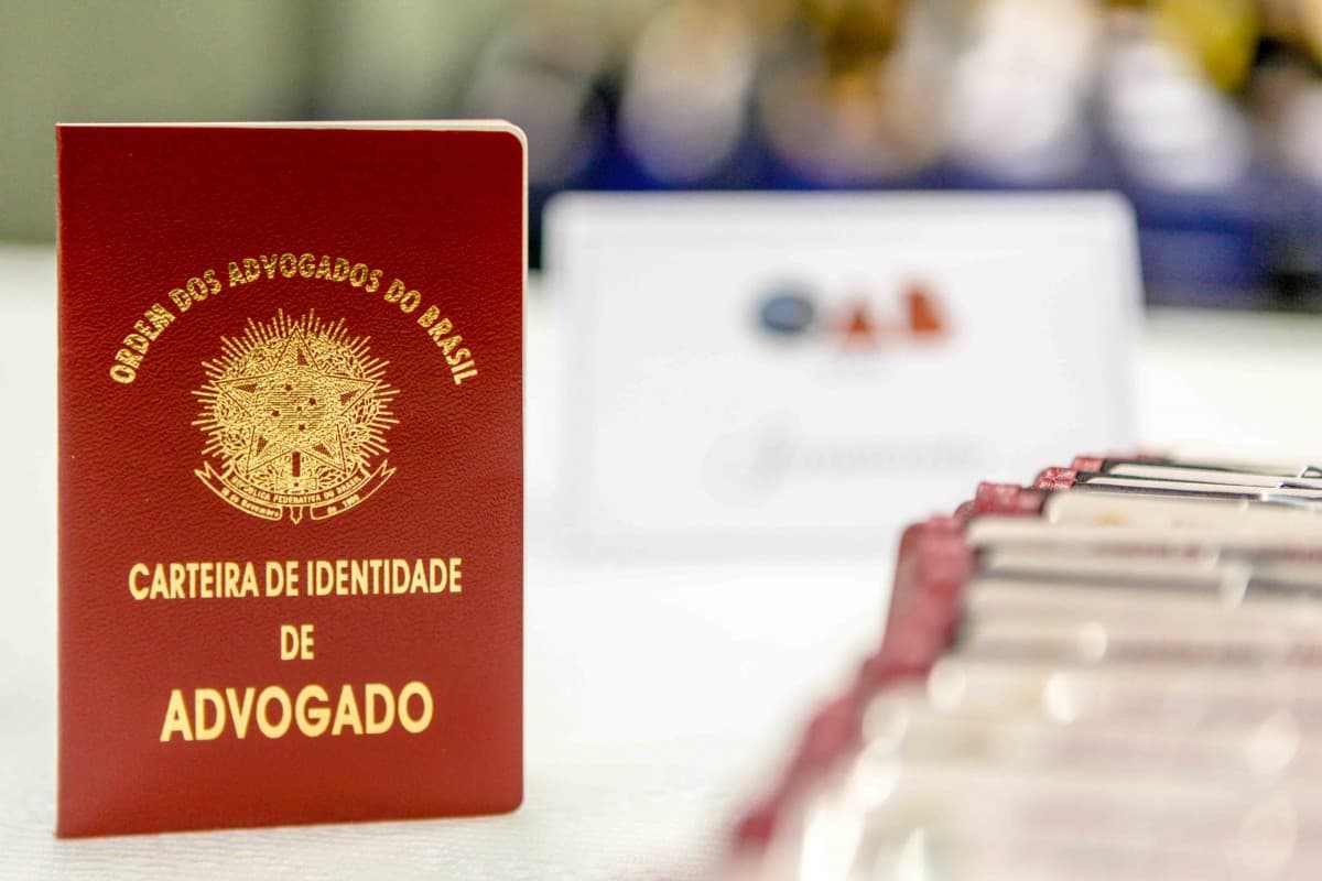 Homem é preso por exercer profissão de advogado ilegalmente