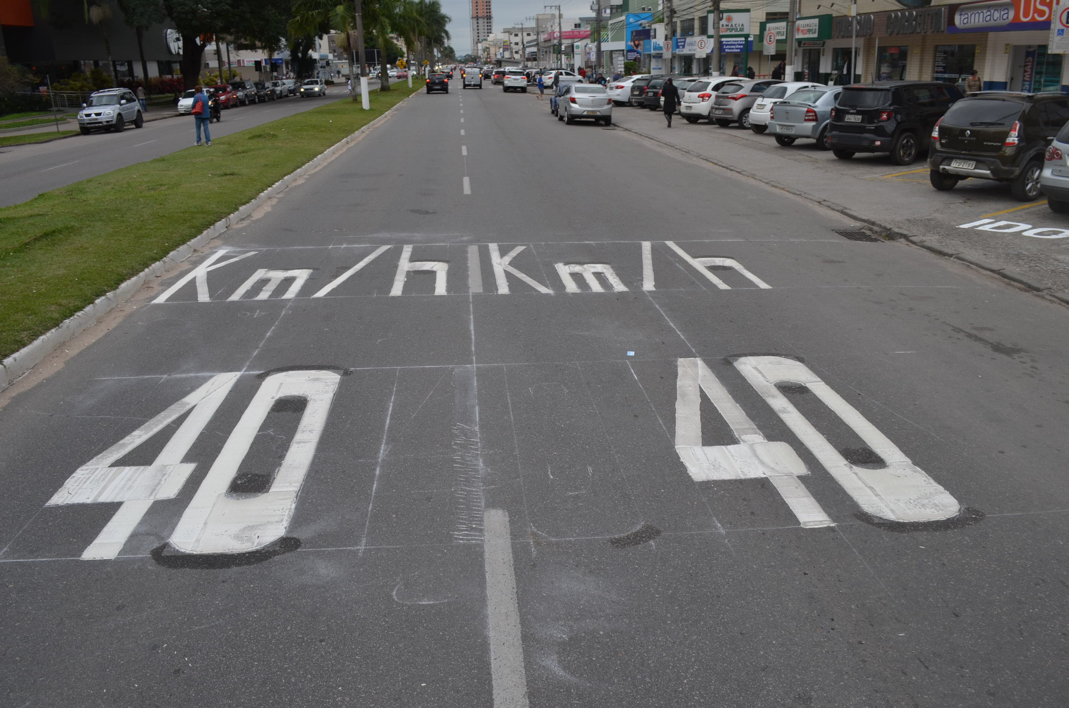 Sinalização alerta para o limite de velocidade na Avenida Marcolino Martins Cabral