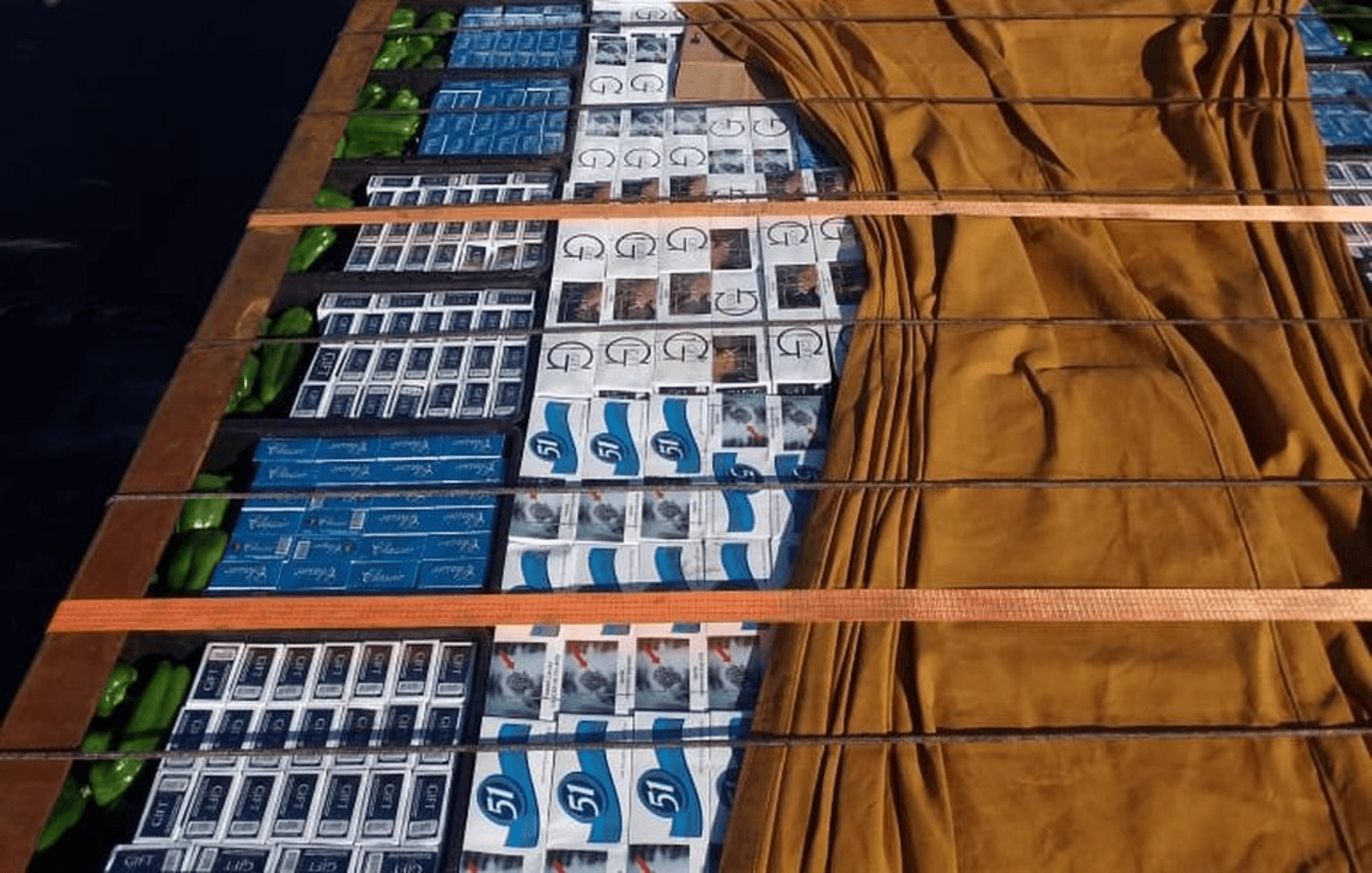 PRF apreende 300 mil maços de cigarros contrabandeados, escondidos entre caixas de vegetais