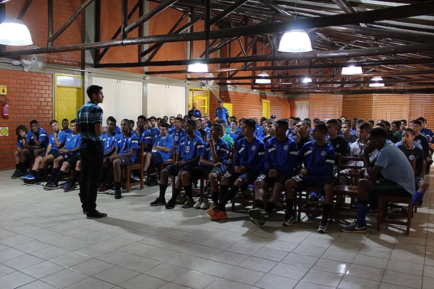 Magno Alves realiza bate-papo com jogadores da base do Tubarão