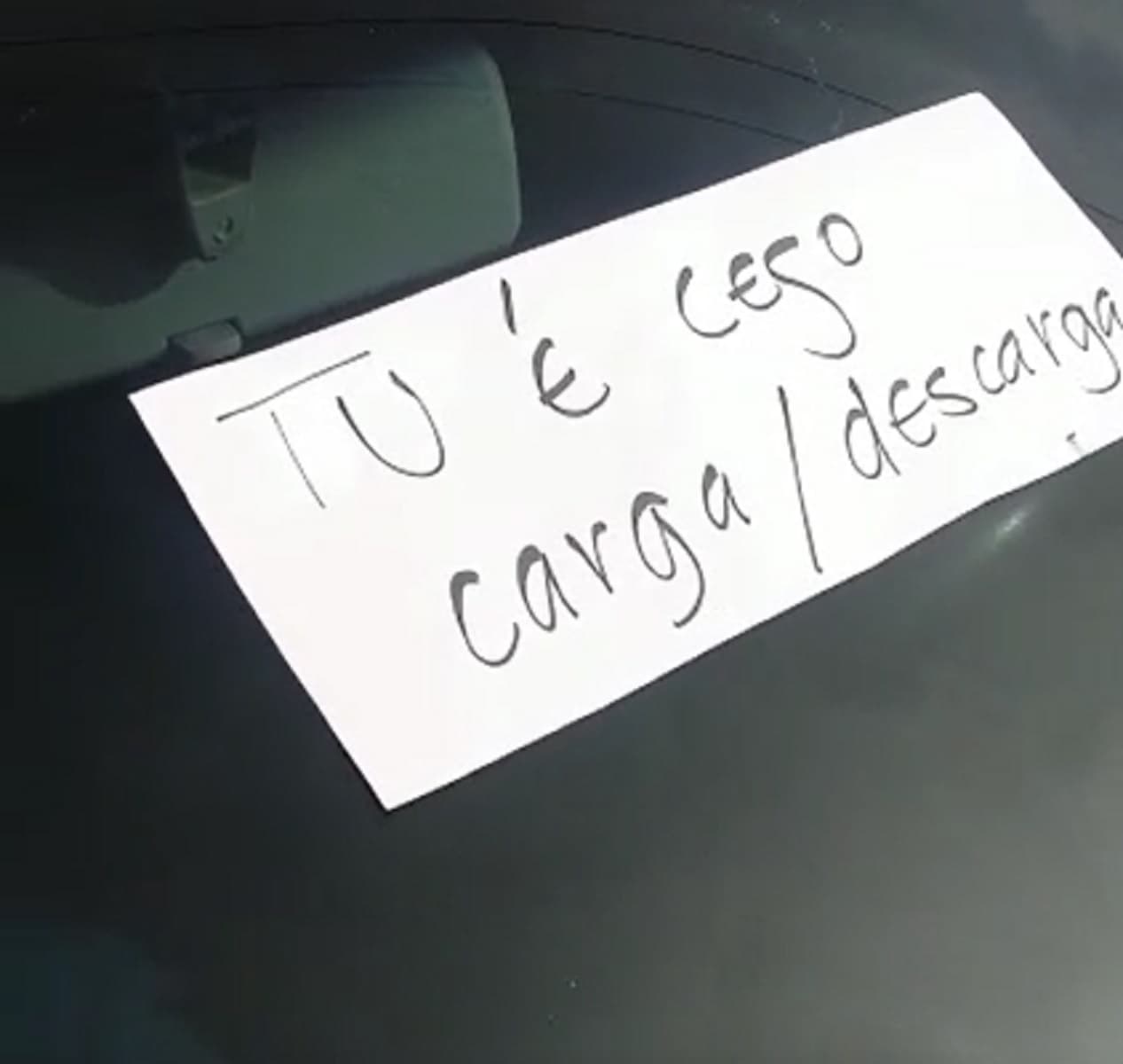 "Tu é cego?": Cartazes são colocados em carros estacionados de forma irregular, no Centro
