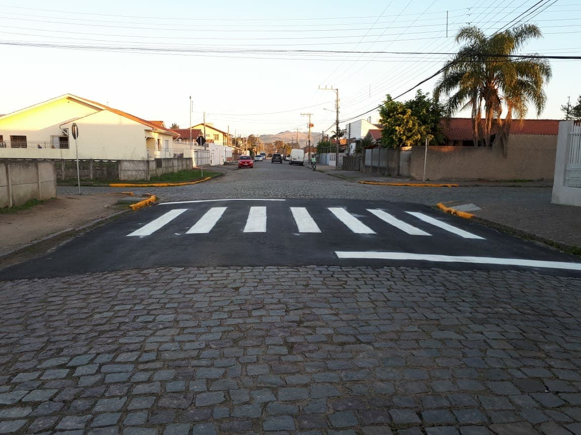 Faixas de pedestres são implantadas e sinalização horizontal é renovada