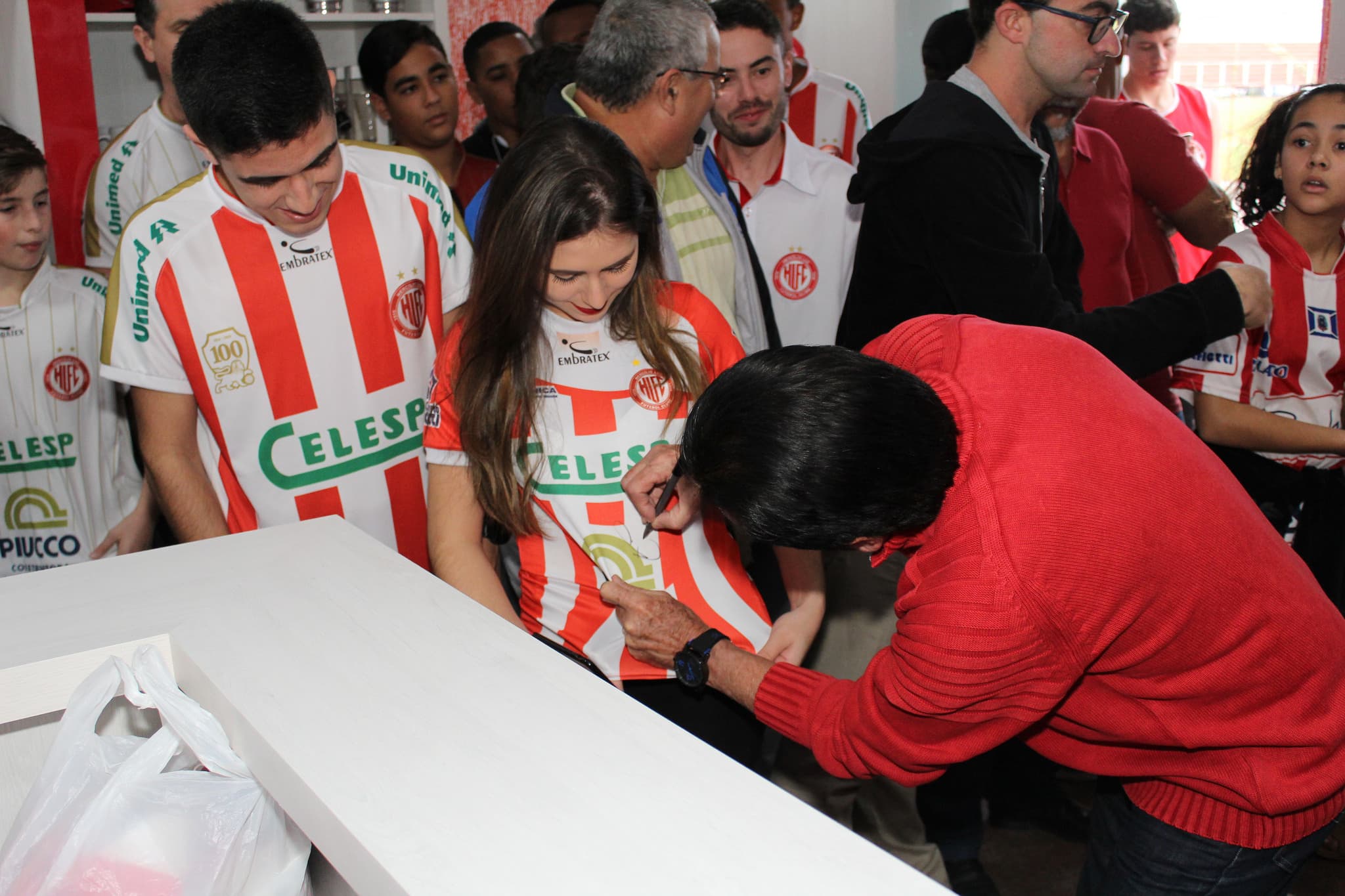 Reinauguração da loja do Hercílio Luz reúne torcedores