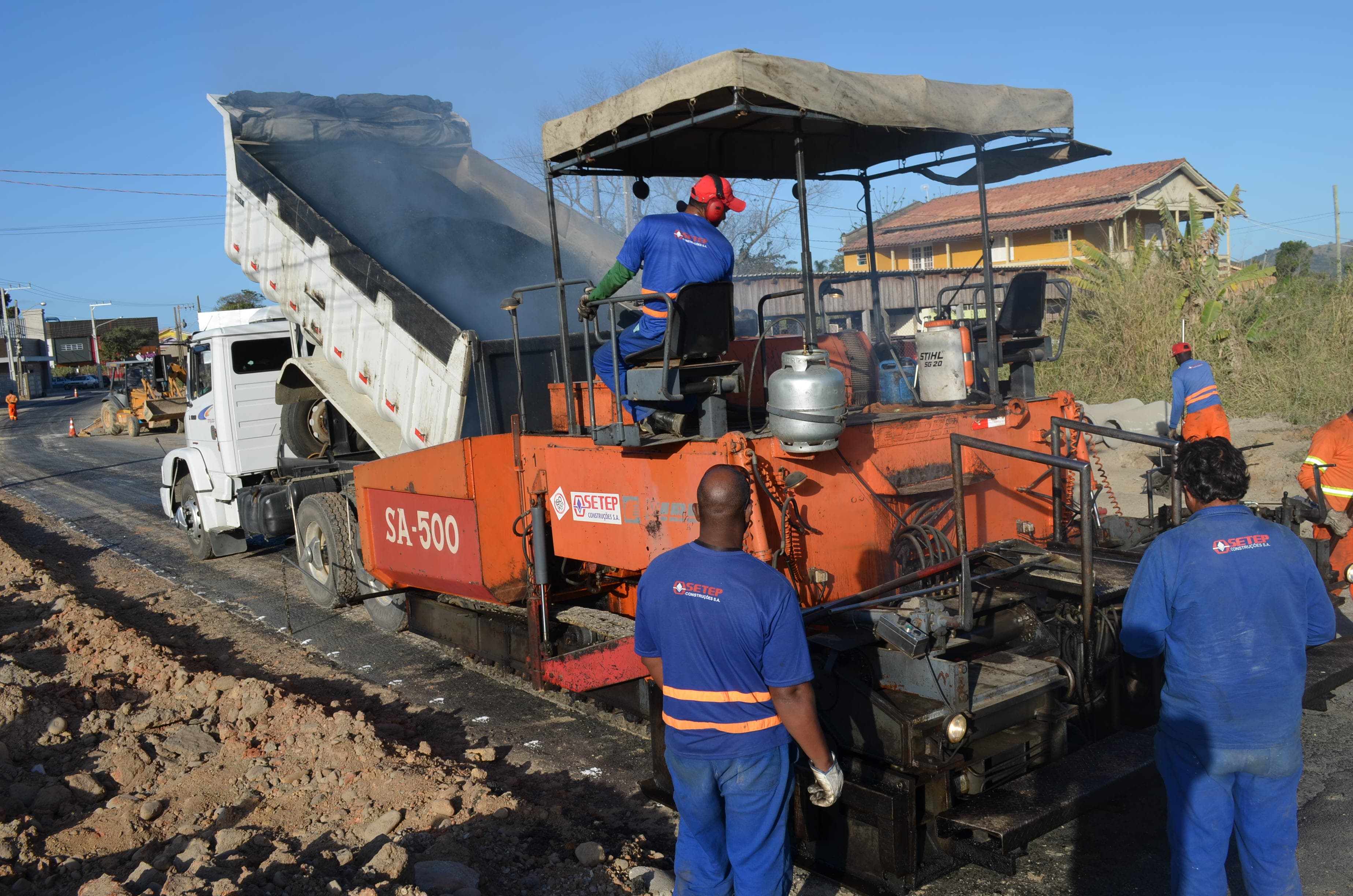 Rua Sílvio Búrigo tem novo trecho com camada asfáltica de reperfilagem
