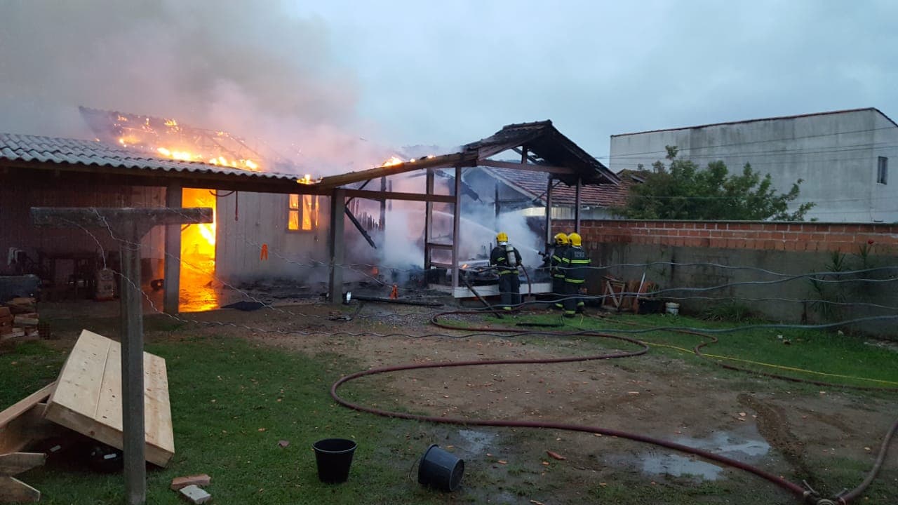 Incêndio destrói casa no bairro São João