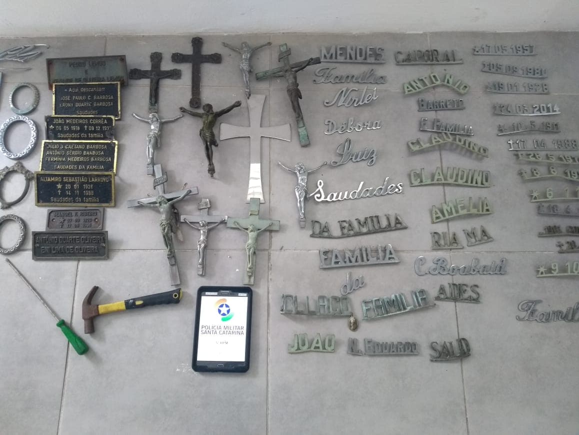 Placas e imagens são furtadas de túmulos, no Cemitério Central