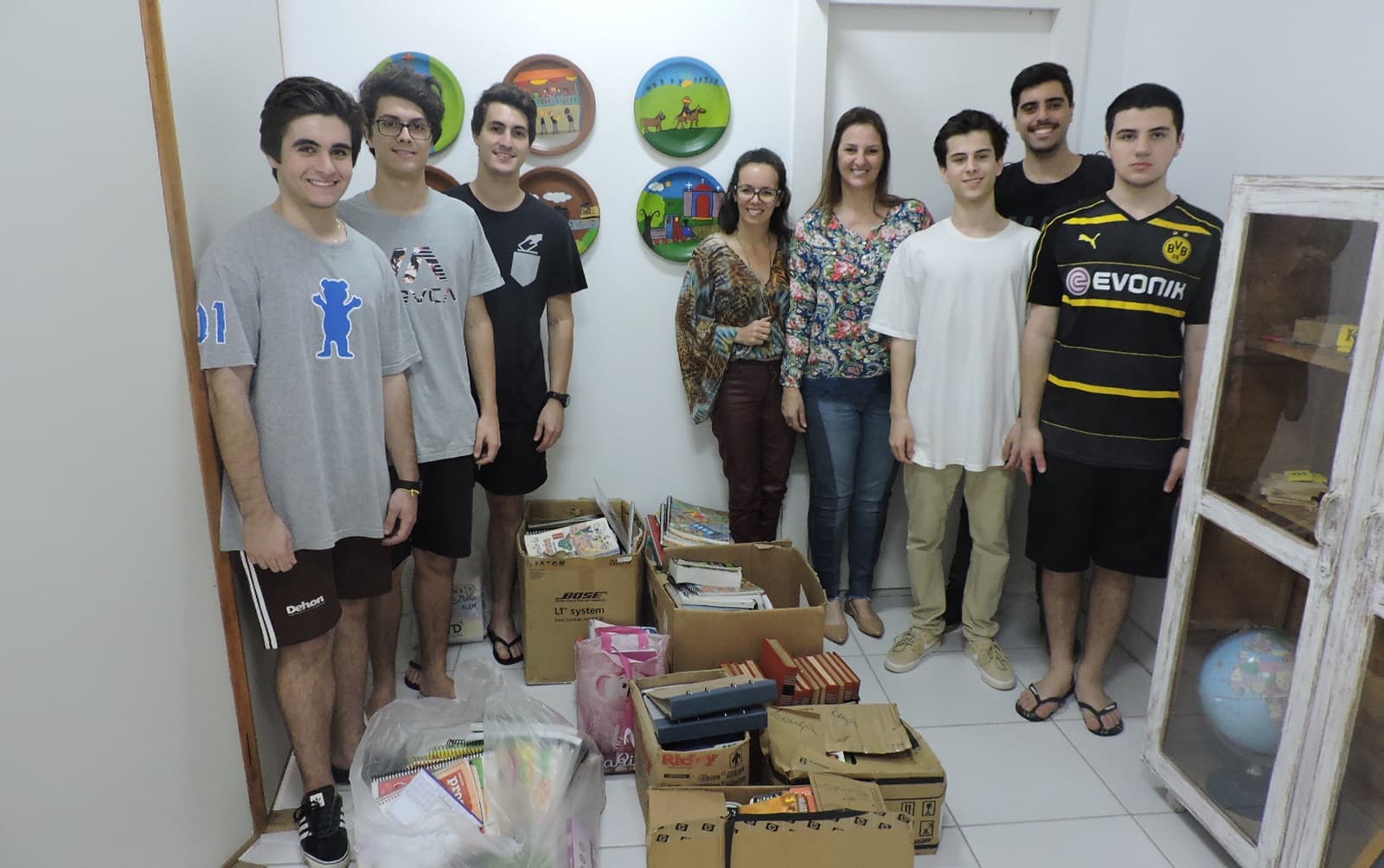 Grupo de jovens doa caixas de livros à Fundação de Educação