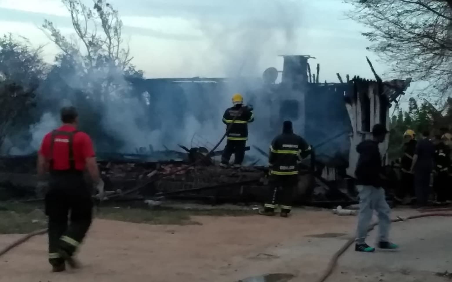 Família pede ajuda para reconstruir casa perdida em incêndio