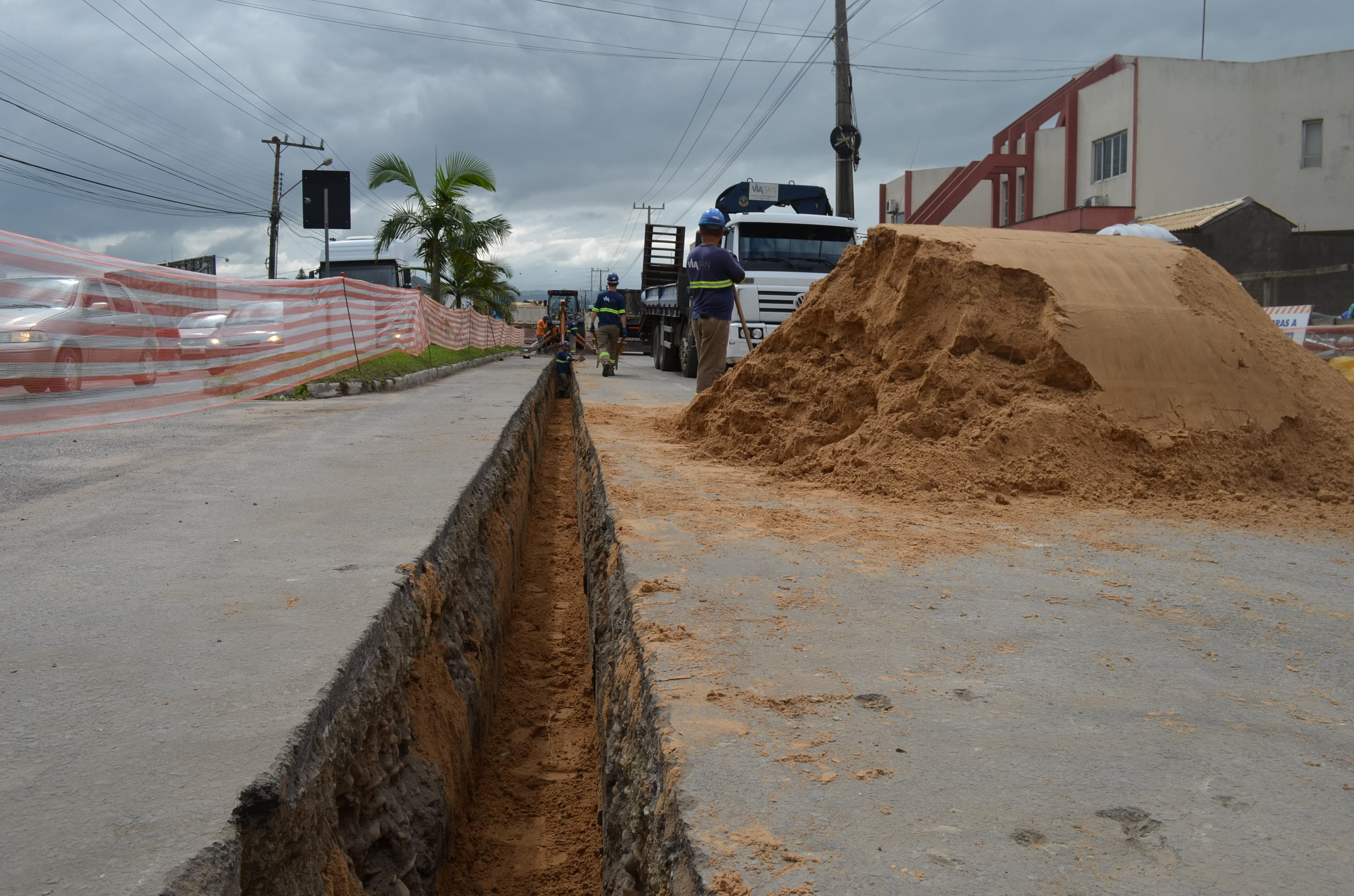 Obras mudam rotina da Avenida Tancredo Neves