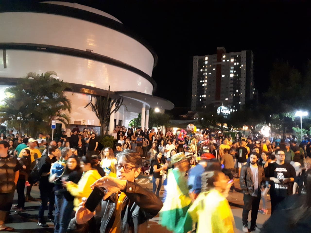 Centenas vão ao Centro comemorar a vitória de Moisés e Bolsonaro