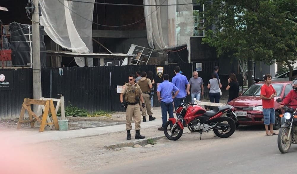 Andaime de prédio em construção desaba, em frente ao Farol Shopping