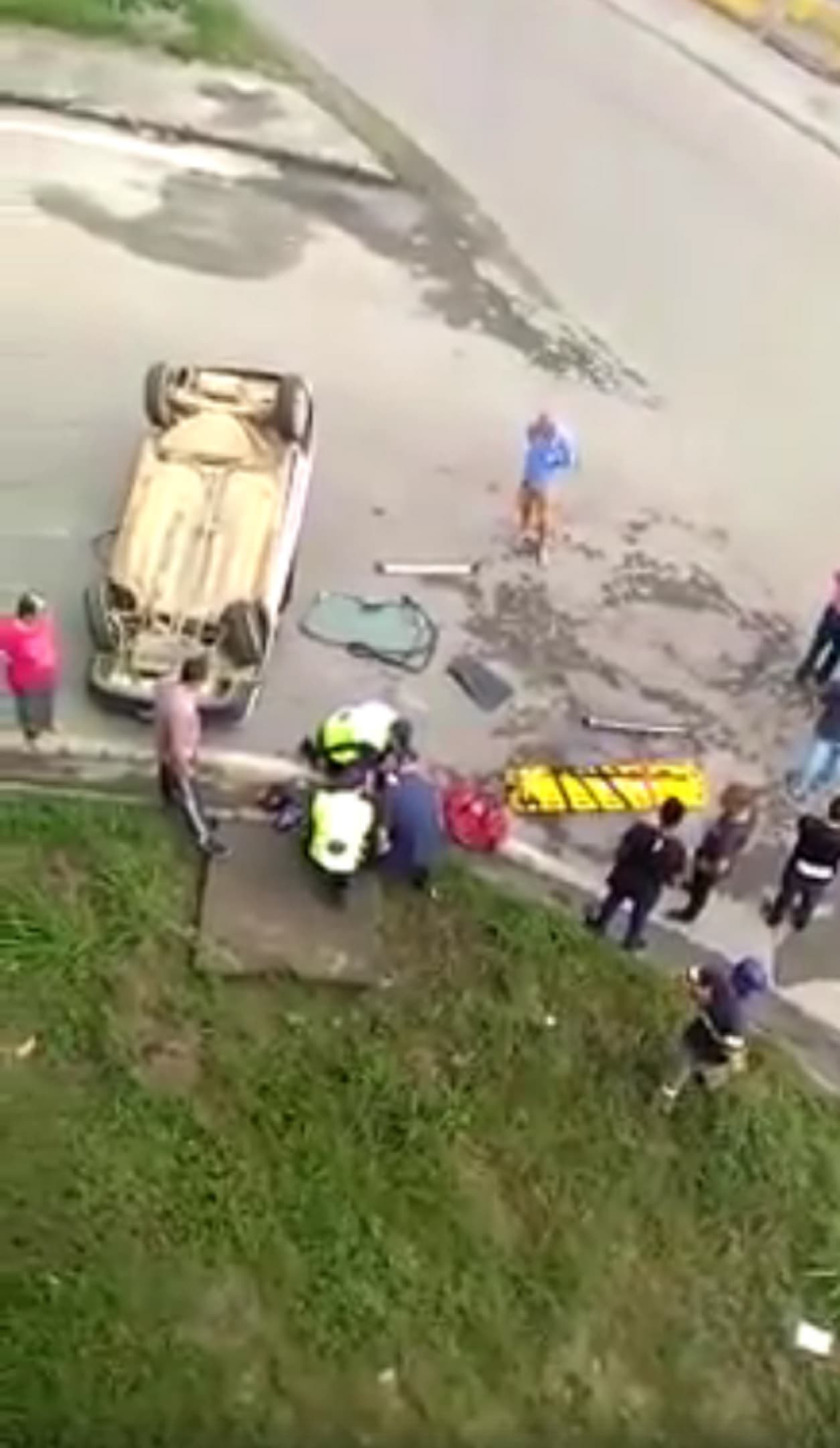 Mulher fica ferida após capotamento, no acesso norte