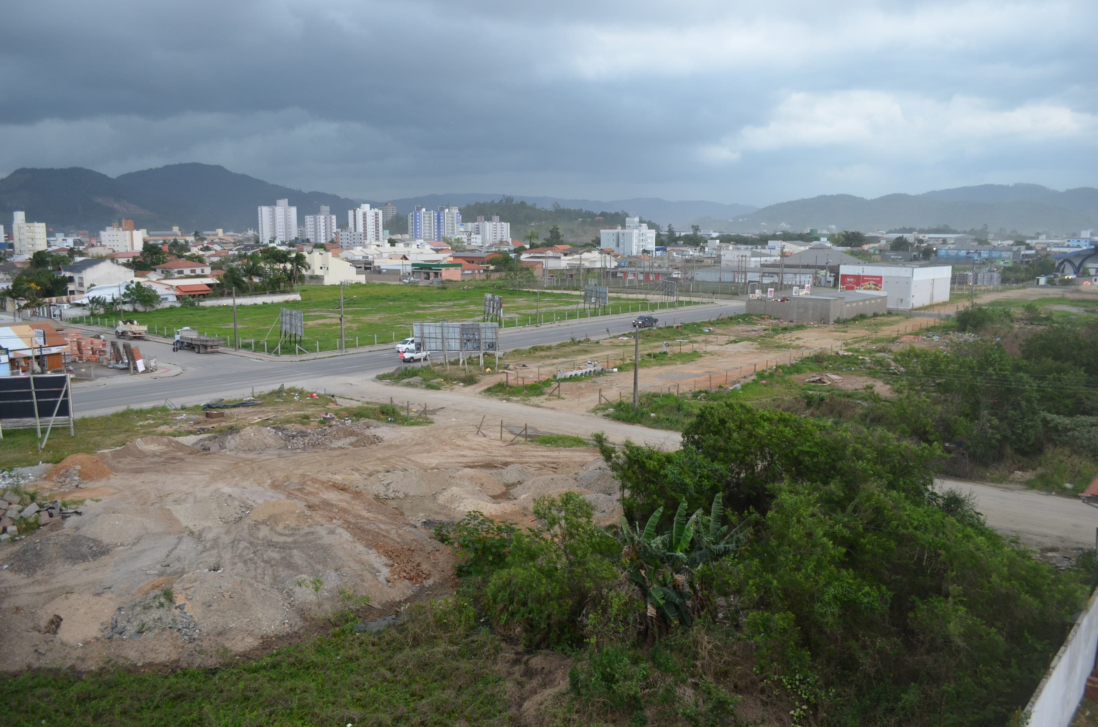 Ciganos desocupam terrenos na entrada da cidade