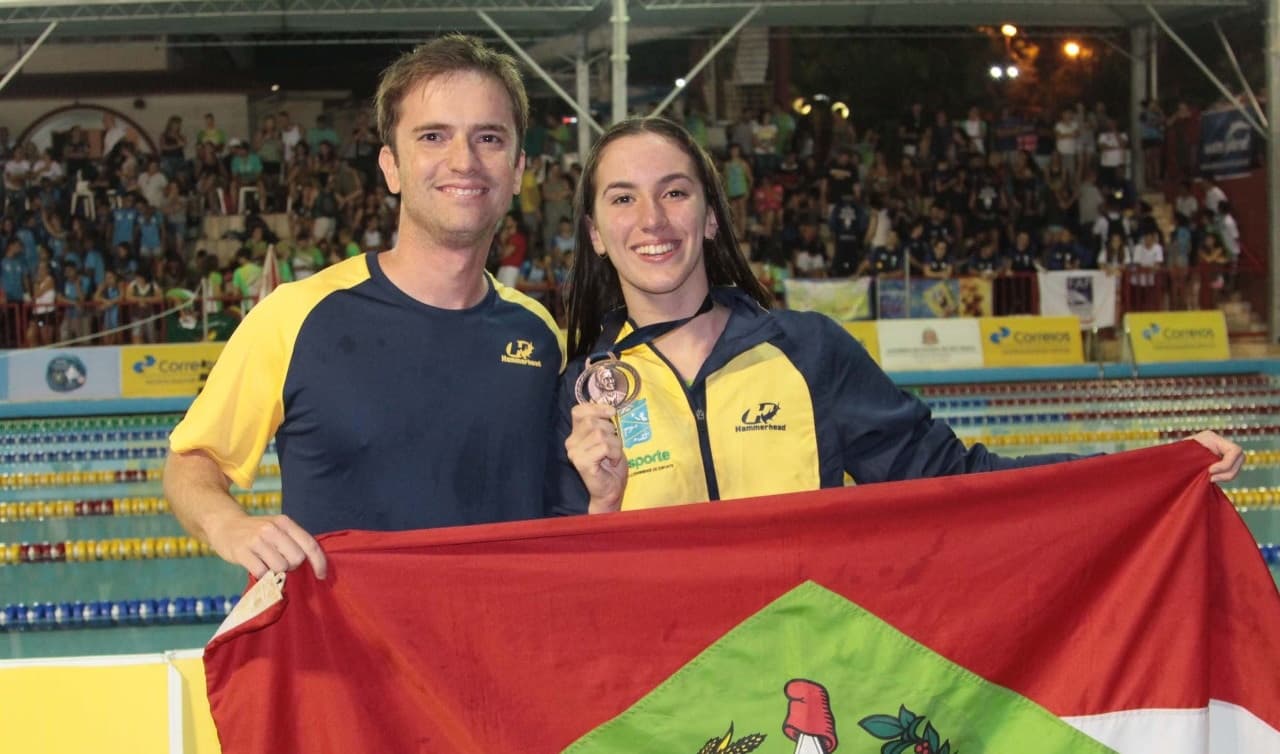 Nadadora tubaronense conquista medalha de bronze em competição nacional