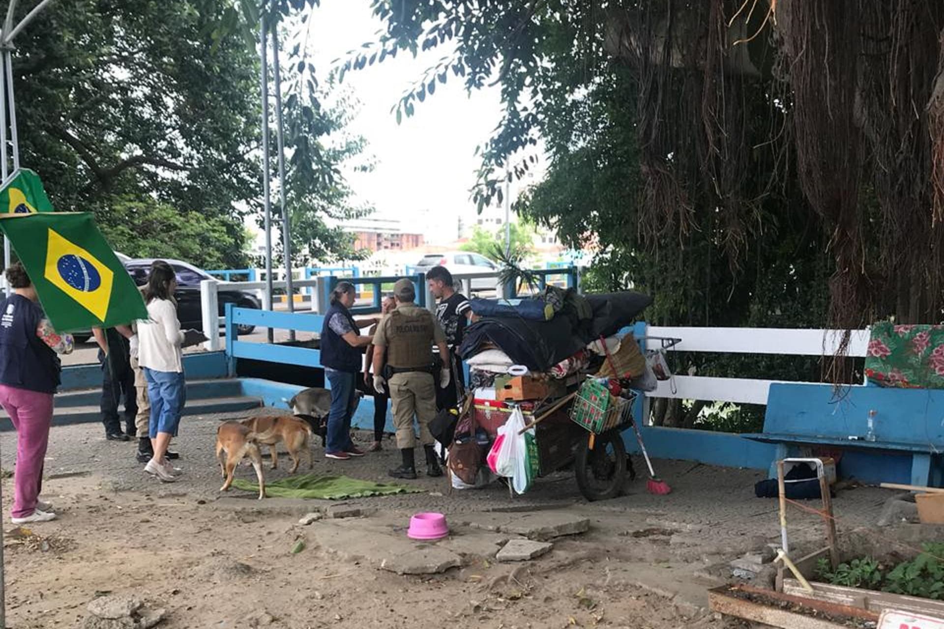 Moradores de rua são removidos de espaços públicos e imóveis invadidos