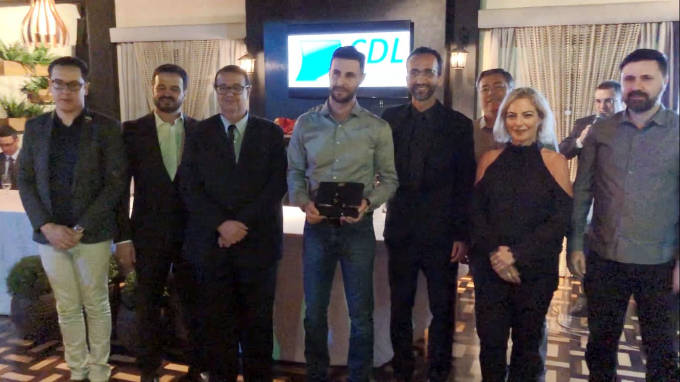 Em assembleia festiva, CDL premia estudantes e políticos eleitos