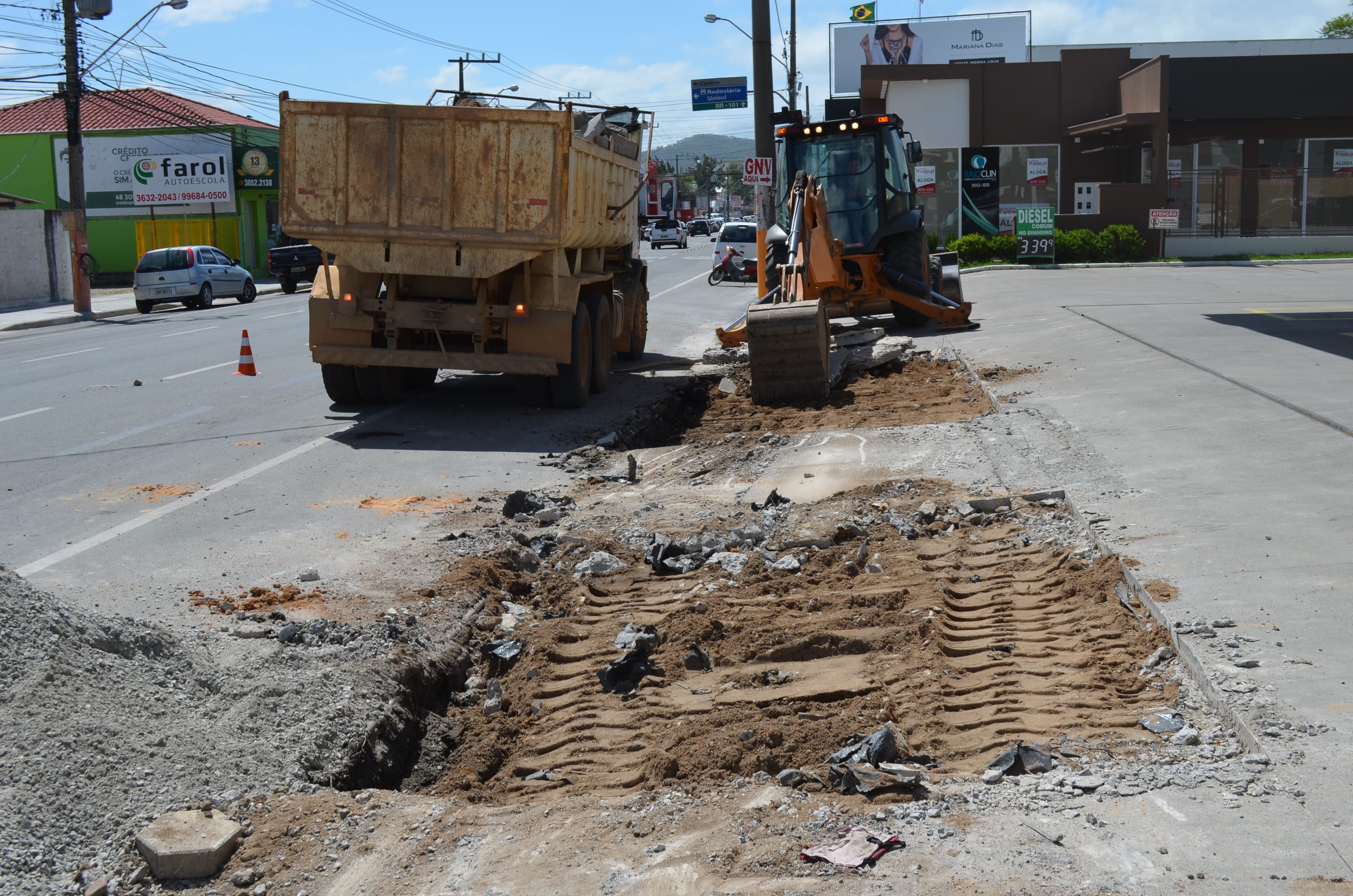 Calçada com ciclovia começa a ser preparada na Patrício Lima