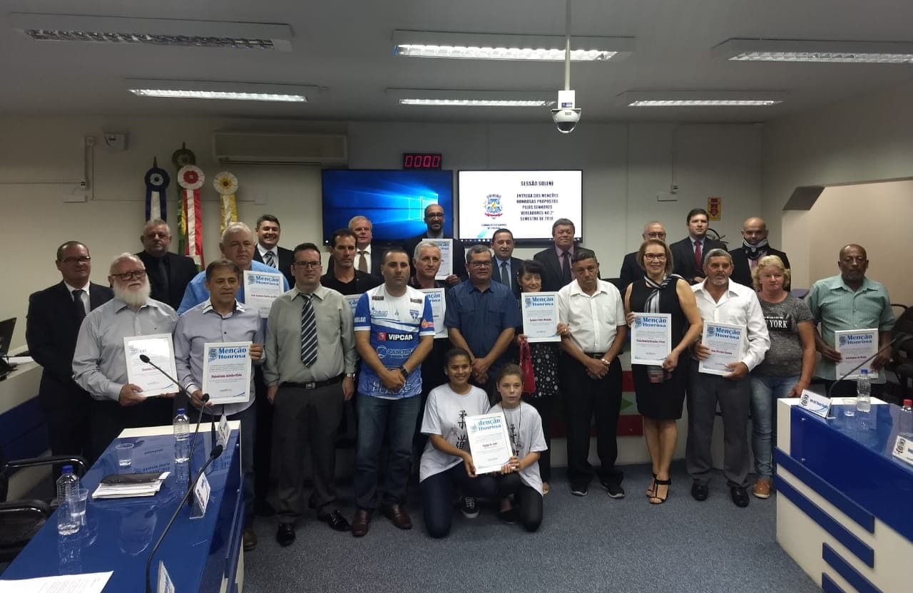 Em sessão solene, vereadores homenageiam pessoas e entidades