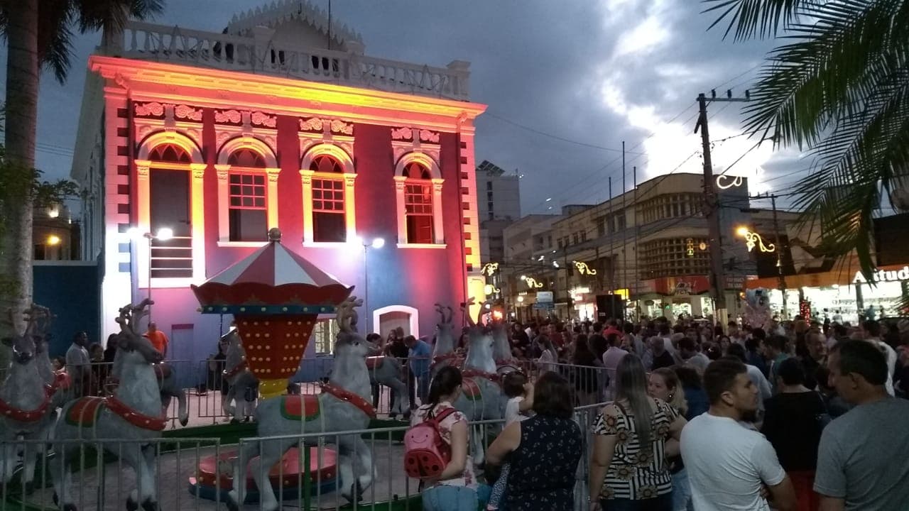 Chegada do Papai Noel emociona público