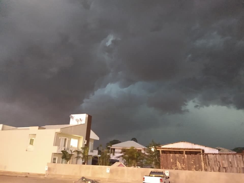Temporal deixa estragos e milhares sem luz