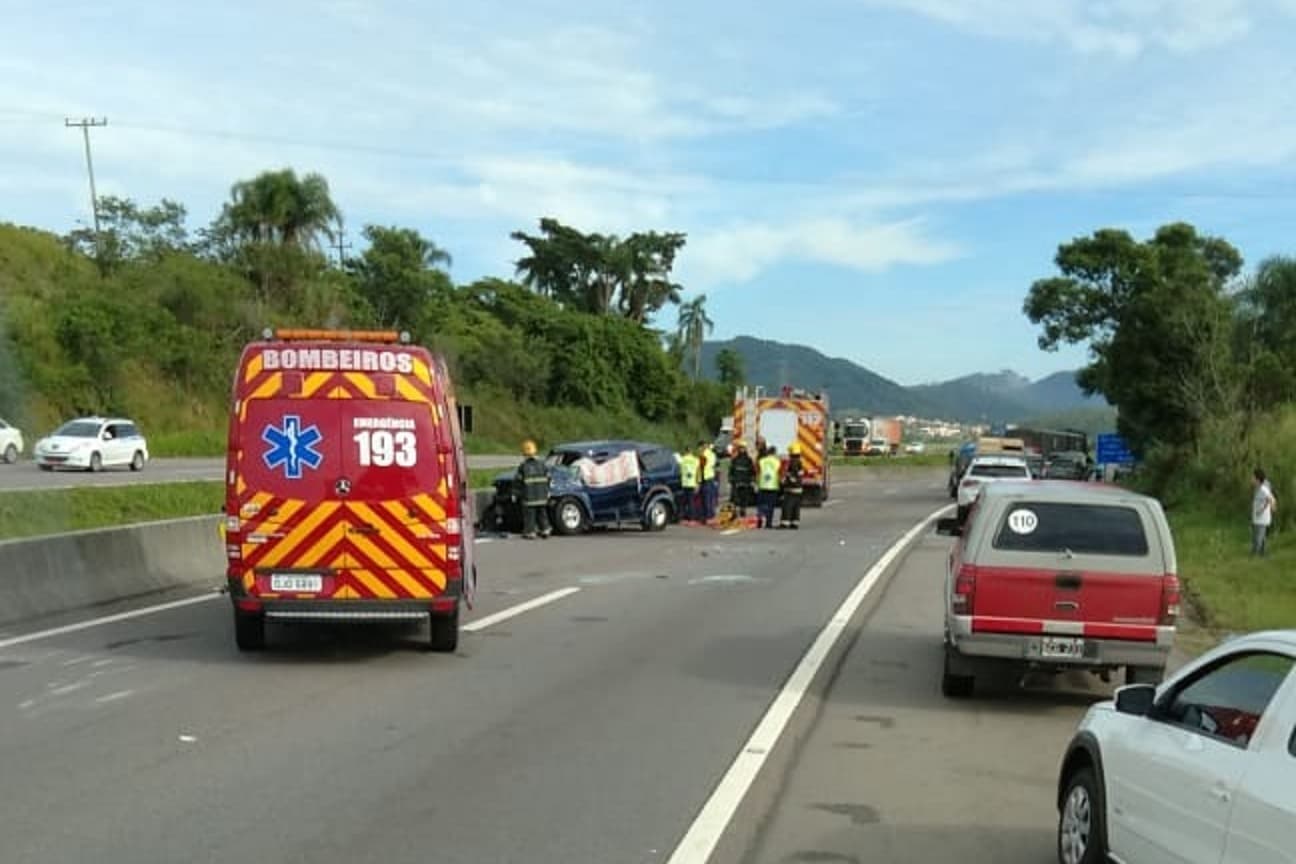 Mulher morre em acidente de carro, na BR-101