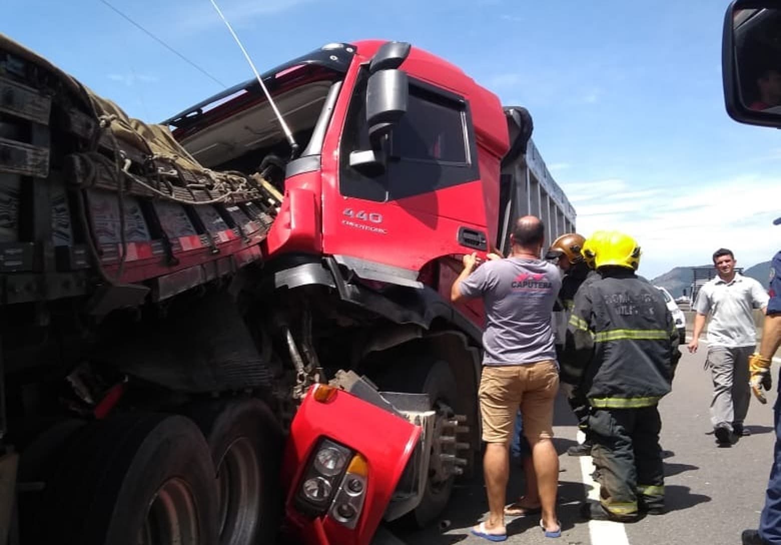 Caminhoneiro fica preso às ferragens após acidente na BR-101