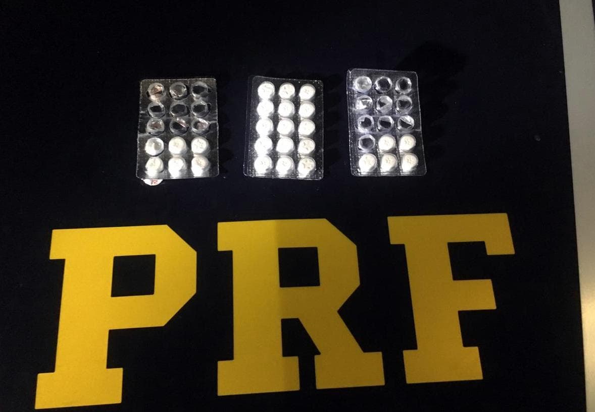PRF apreende 25 comprimidos de rebites com motorista de carreta