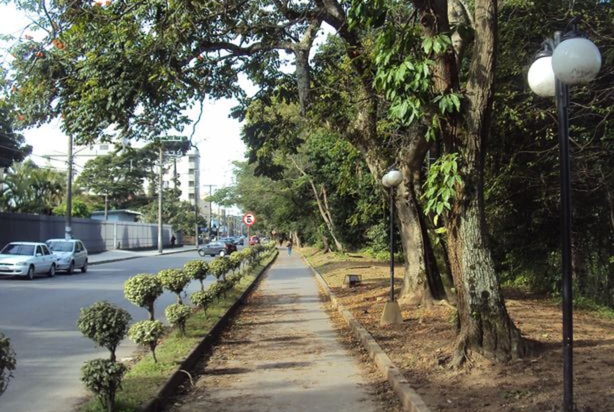 Mulher embriagada é agarrada por homem, na beira-rio
