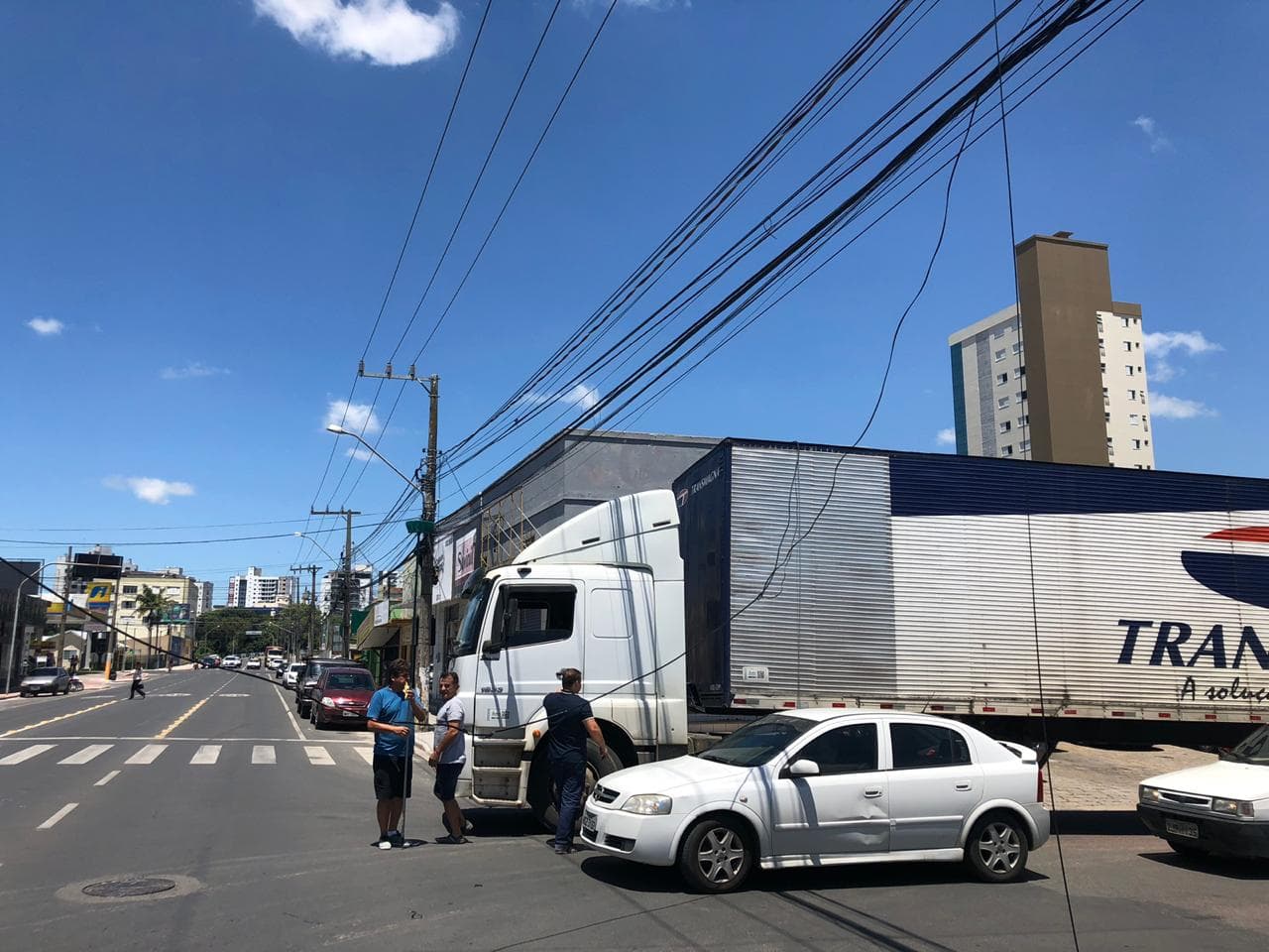 Caminhão arrebenta fios em esquina da Patrício Lima