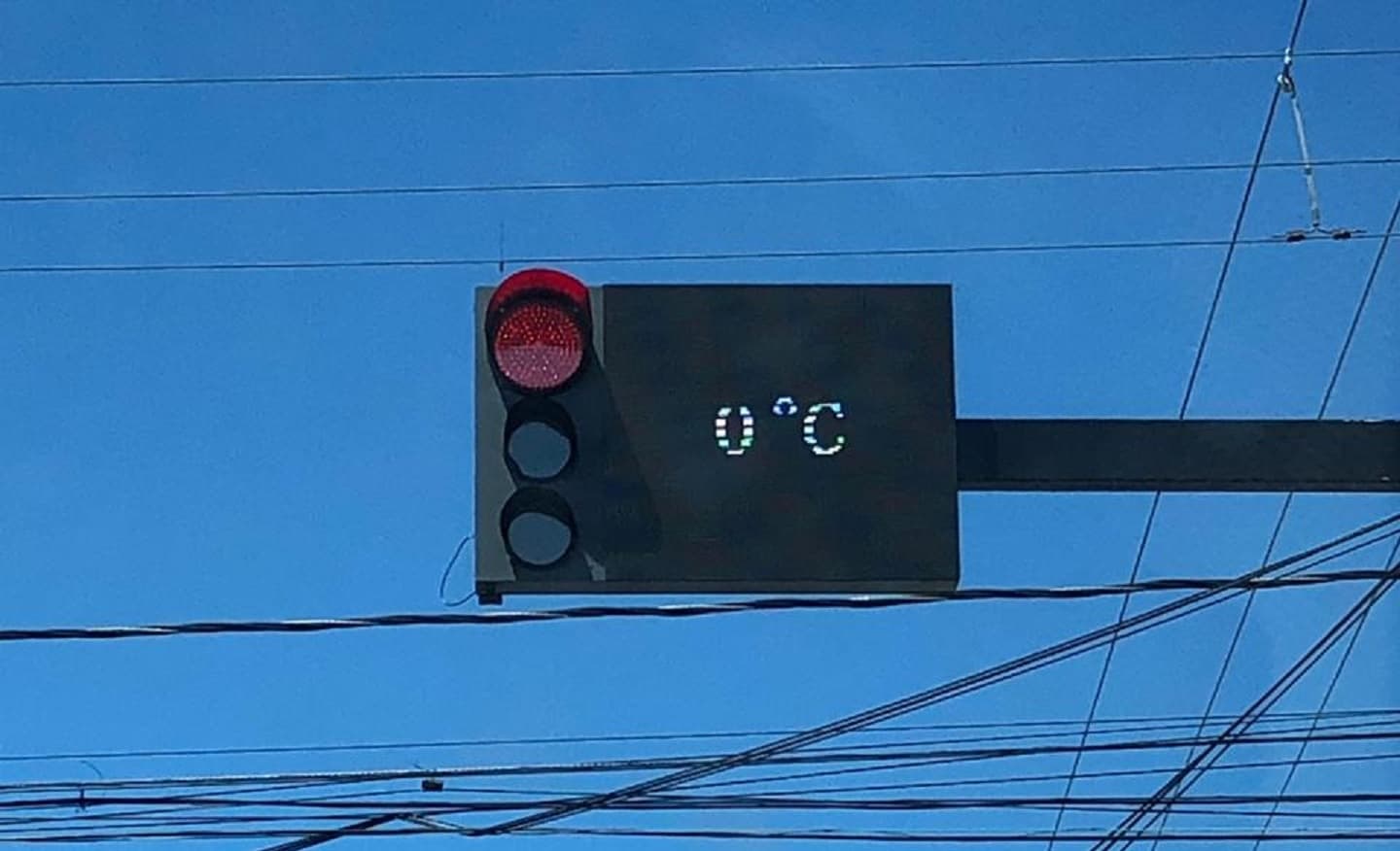 Faz frio em Oficinas! Semáforo inteligente registra a temperatura de 0ºC