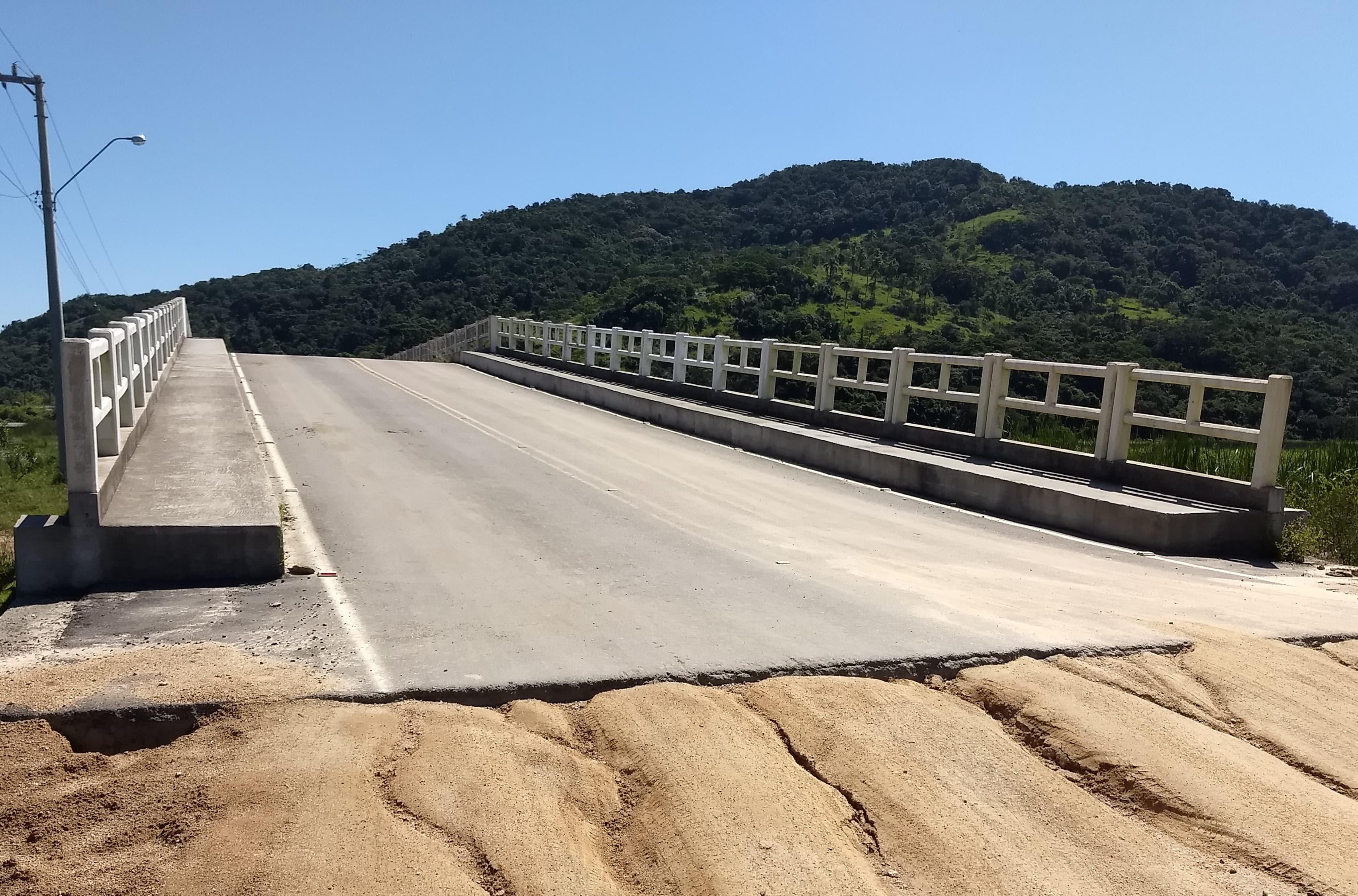 Desnível no acesso à ponte de Congonhas não tem previsão de correção