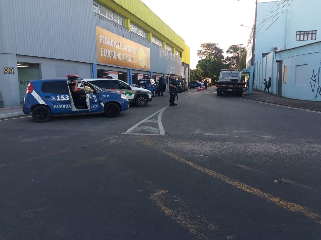 Quase 40 veículos são notificados em operação da PM e GM