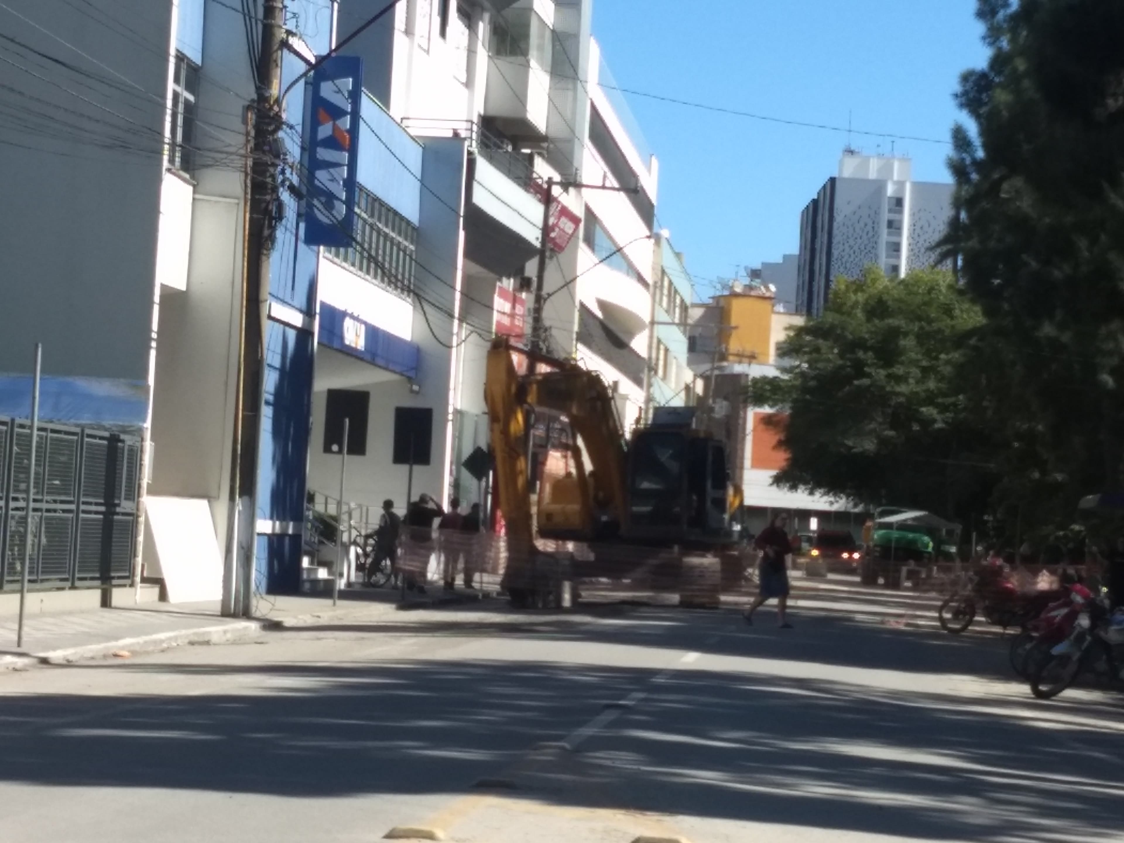 Onze ruas estarão em obras nesta terça-feira (30)