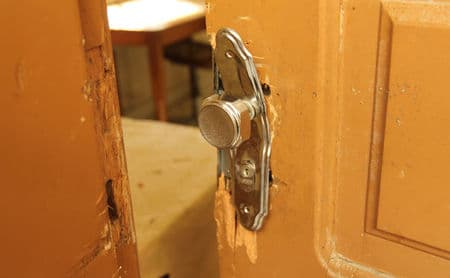 Roupas de cama, eletrodomésticos e fiação elétrica são furtados de casa de veraneio