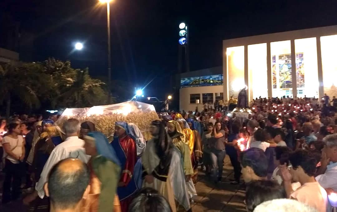 Procissões reúnem milhares de fieis